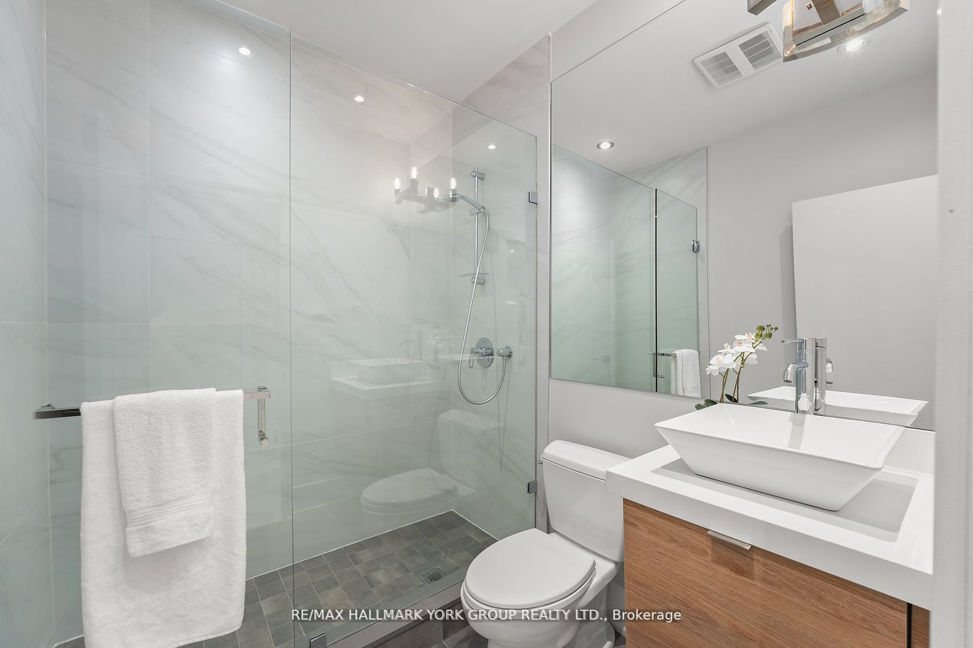 100 Roe Avenue Property Photo 36