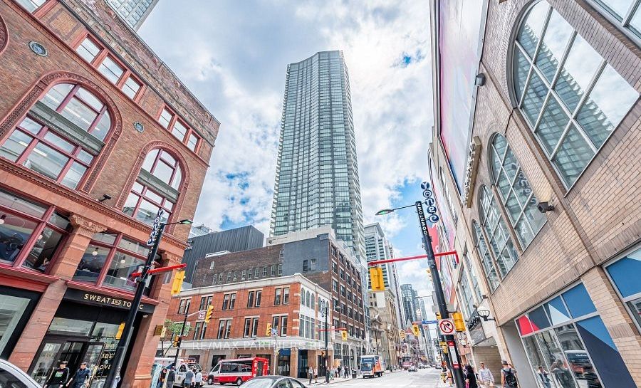 197 Yonge Street 1704 Property Photo 2