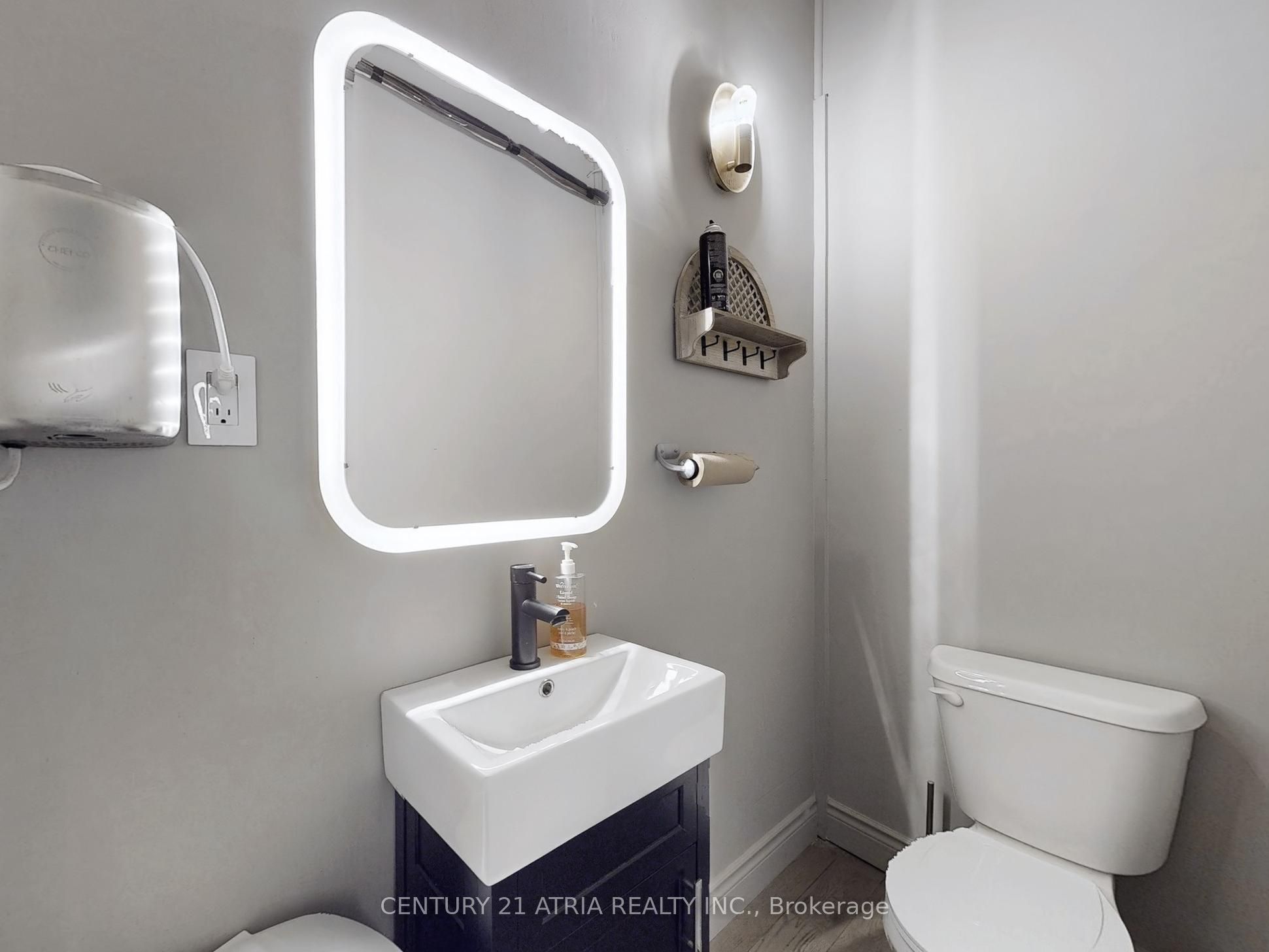 636 Queen Street Property Photo 9