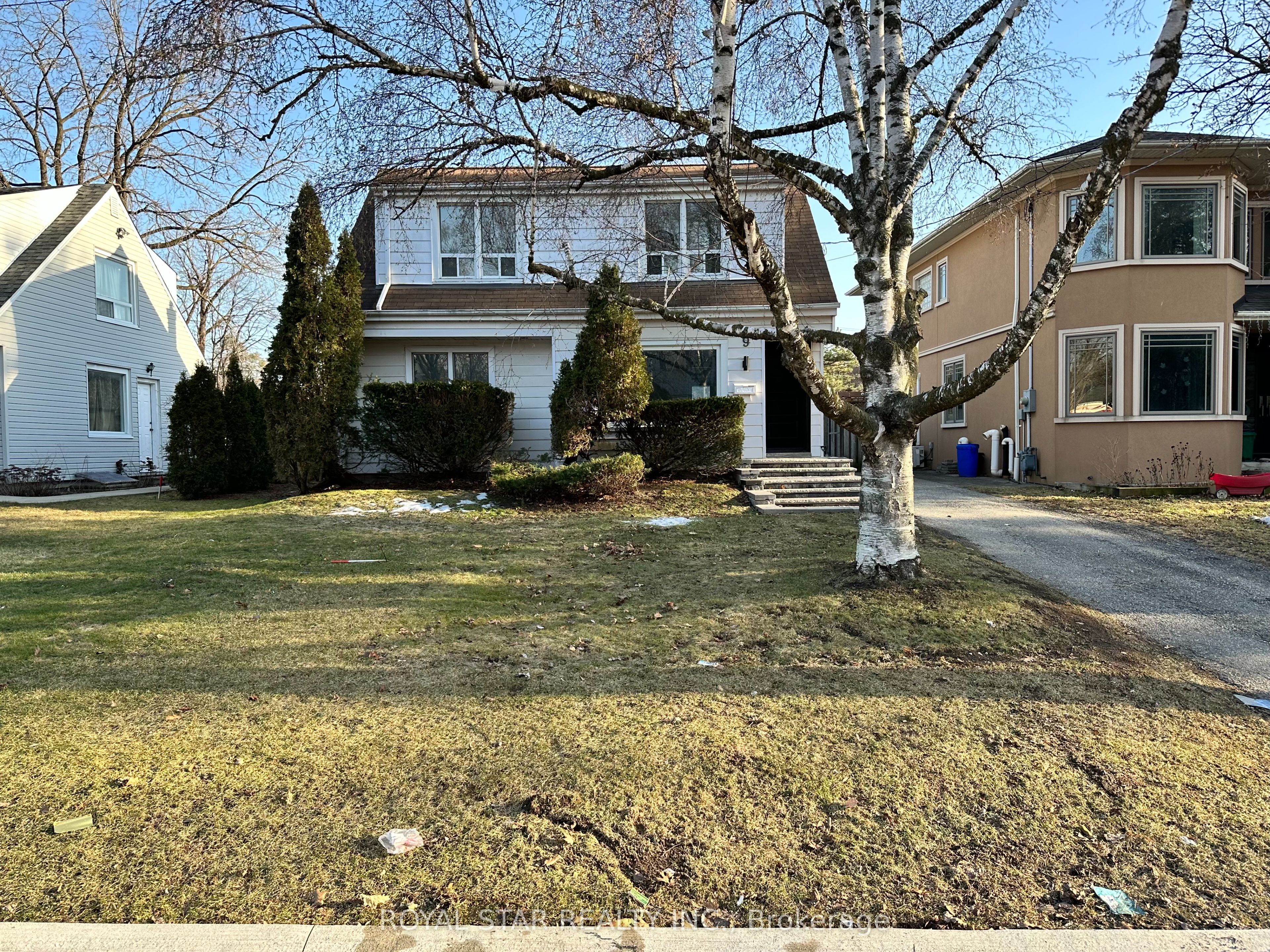 #Upp-Rm - 9 Roycrest Avenue Property Photo 1