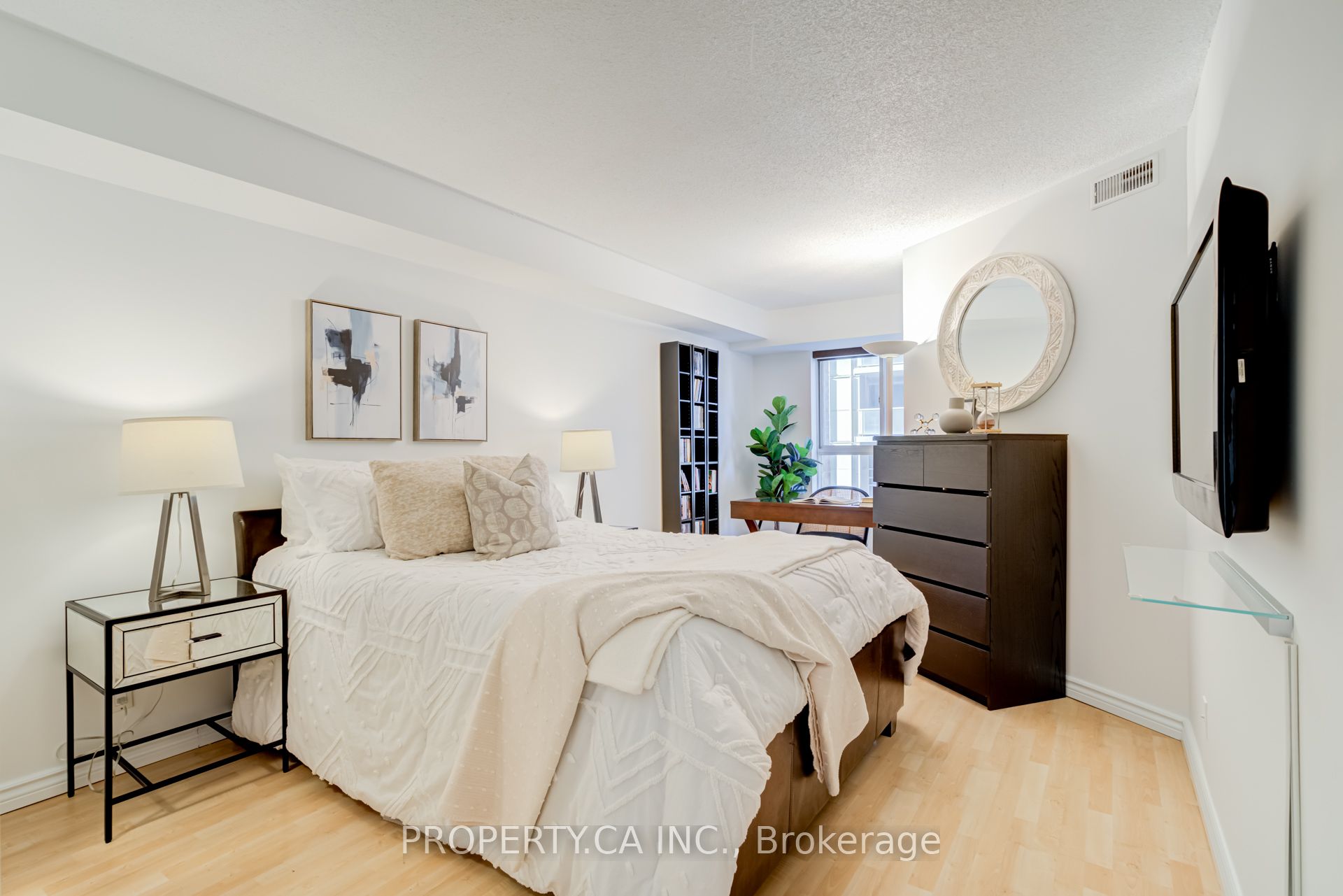 #509 - 717 Bay Street Property Photo 28