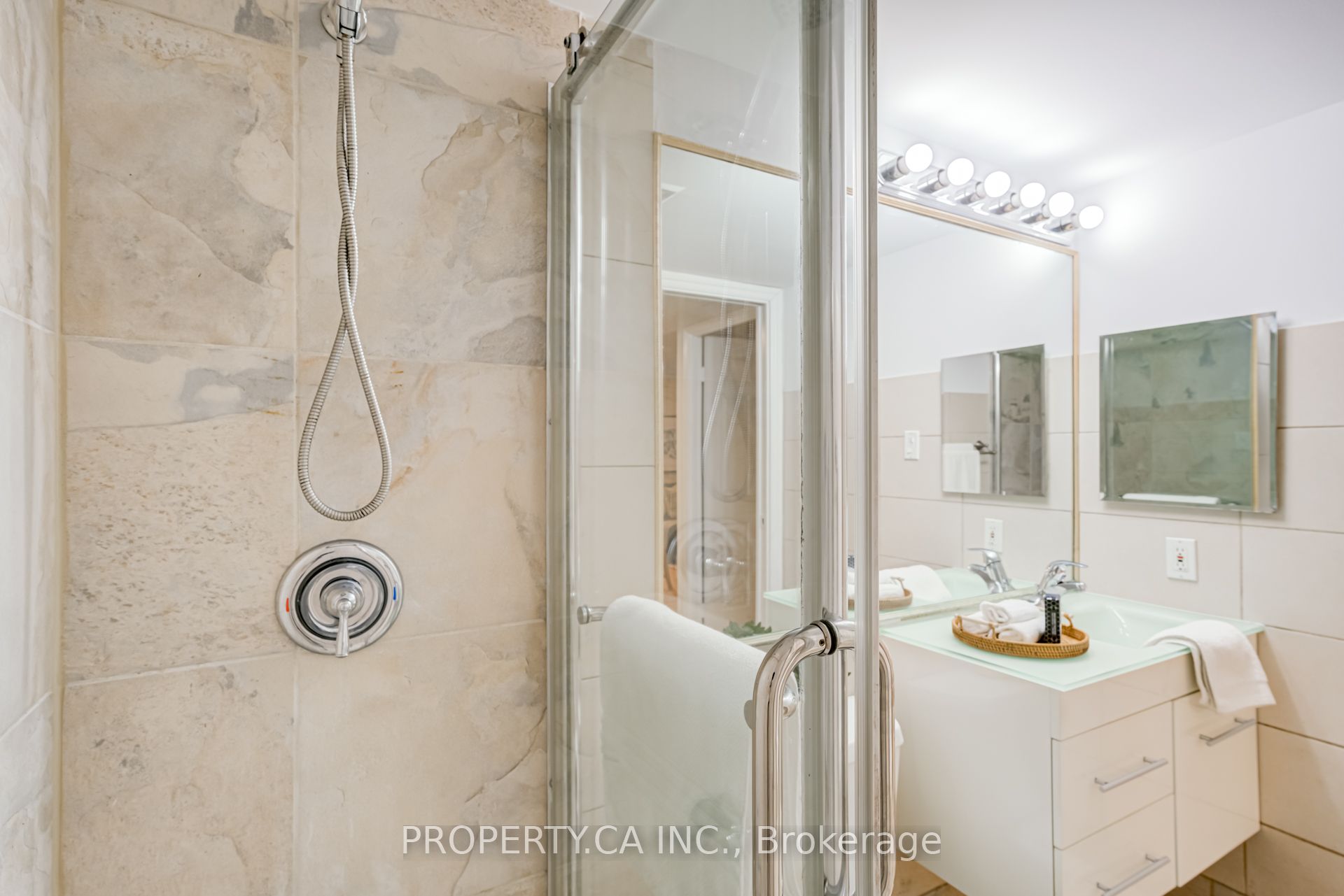 #509 - 717 Bay Street Property Photo 43