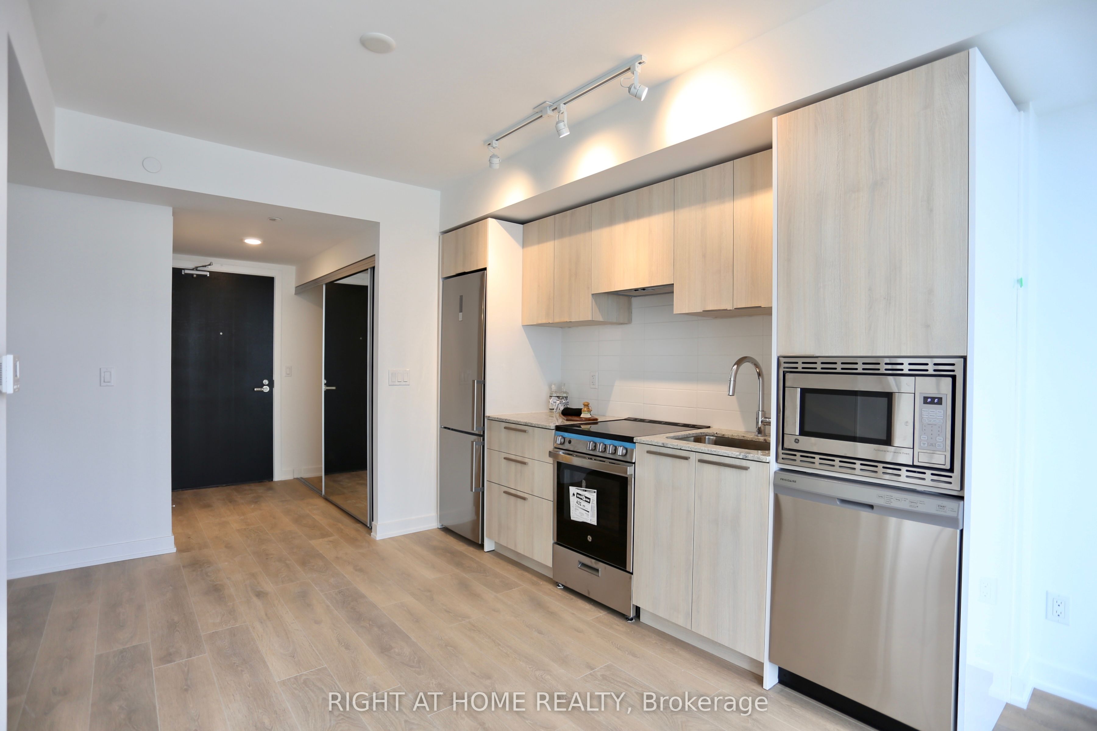 #2303 - 501 Yonge Street Property Photo 2