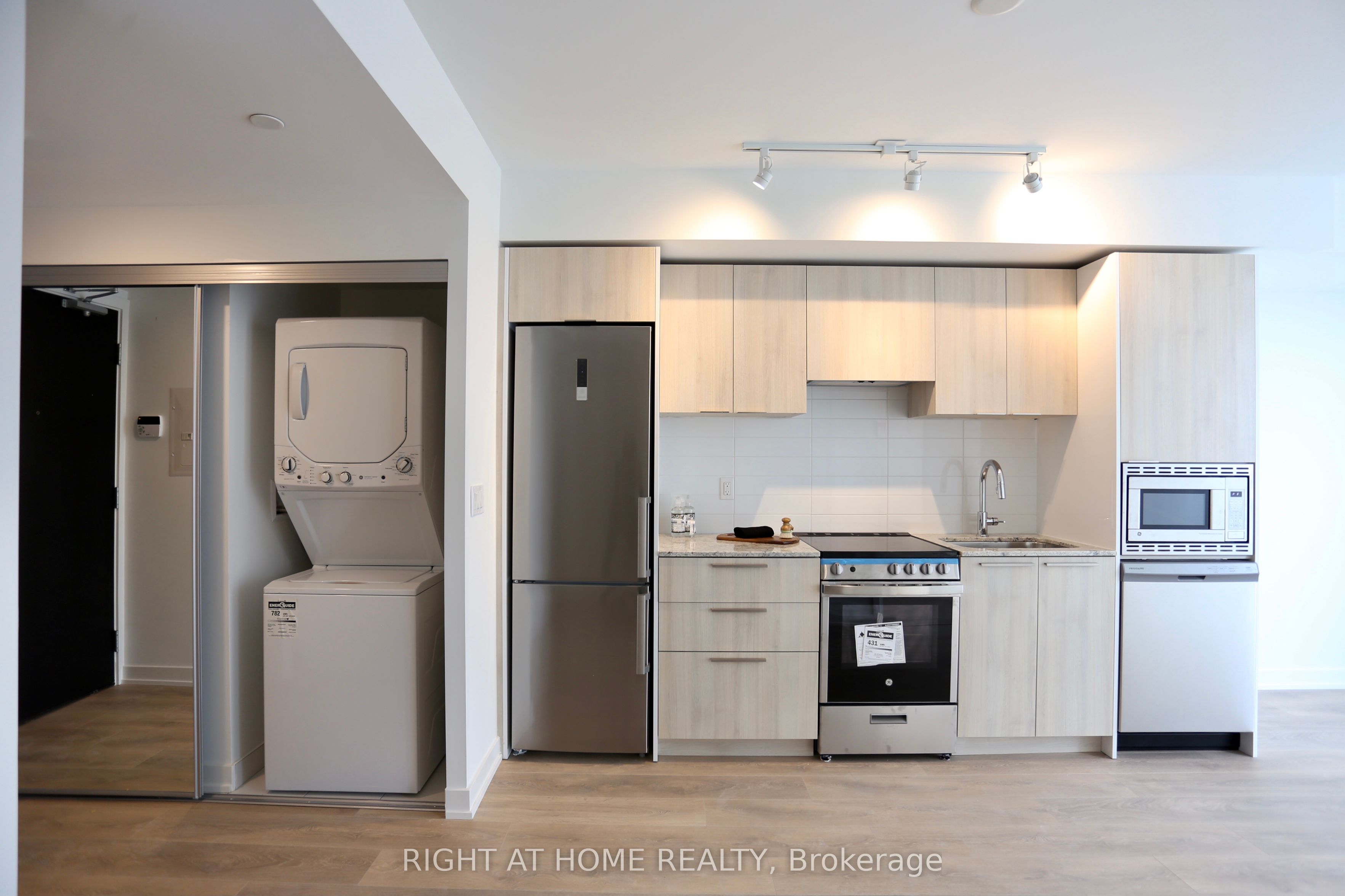 #2303 - 501 Yonge Street Property Photo 9