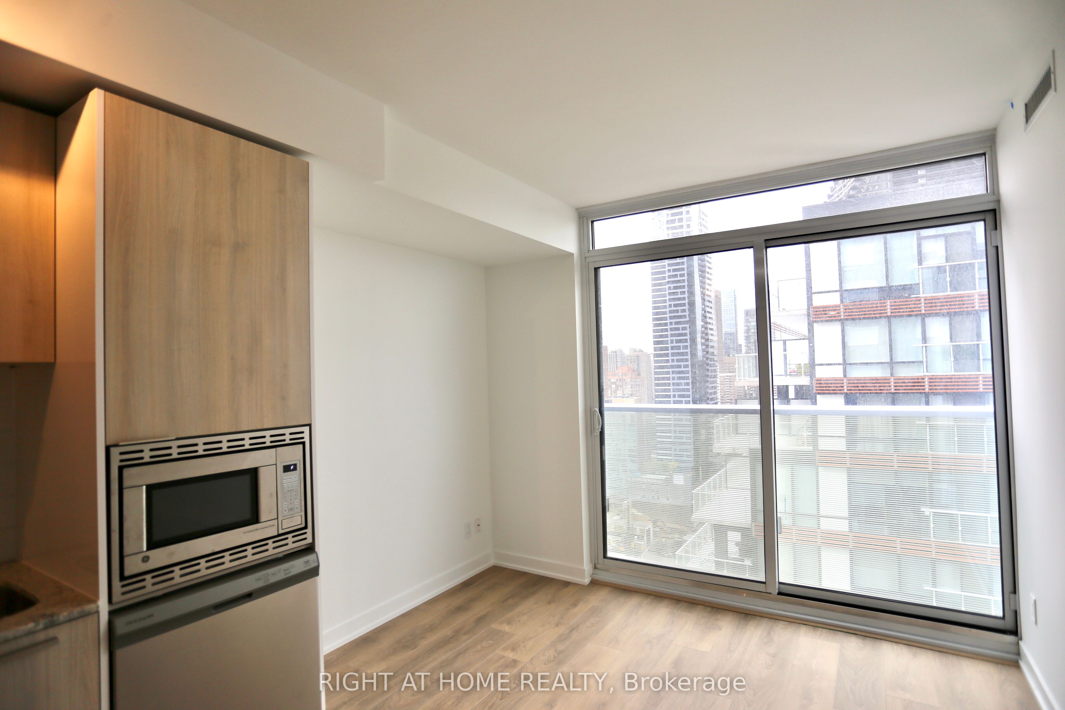 #2303 - 501 Yonge Street Property Photo 12