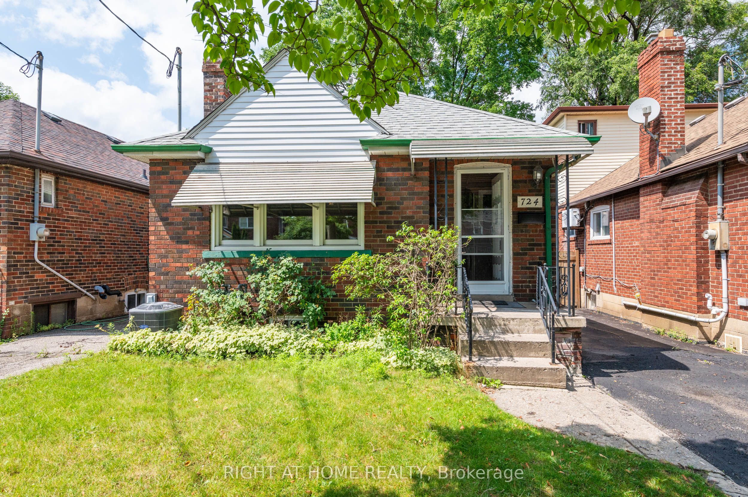 724 Eglinton Avenue Property Photo