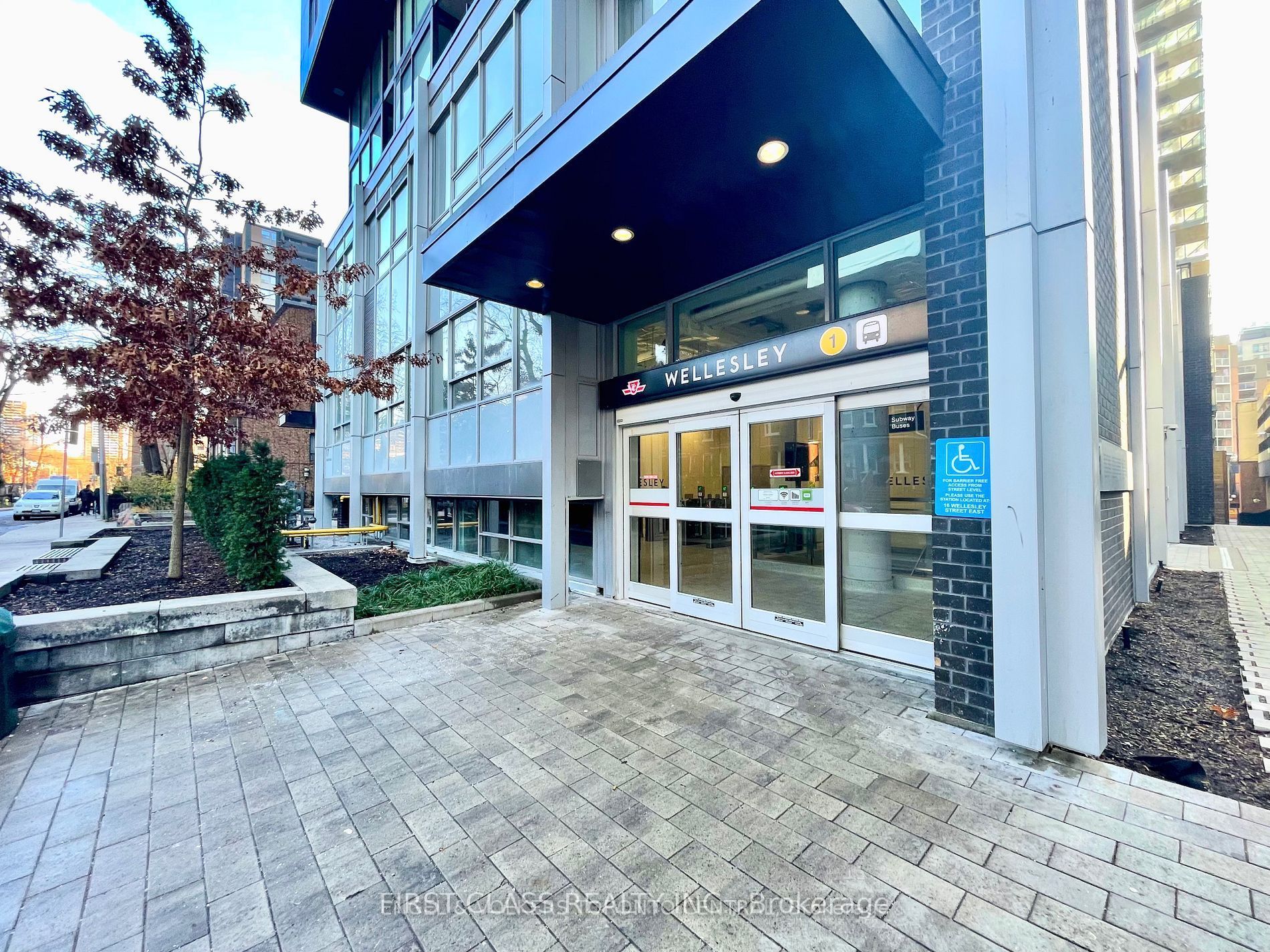 #1605 - 17 Dundonald Street Property Photo