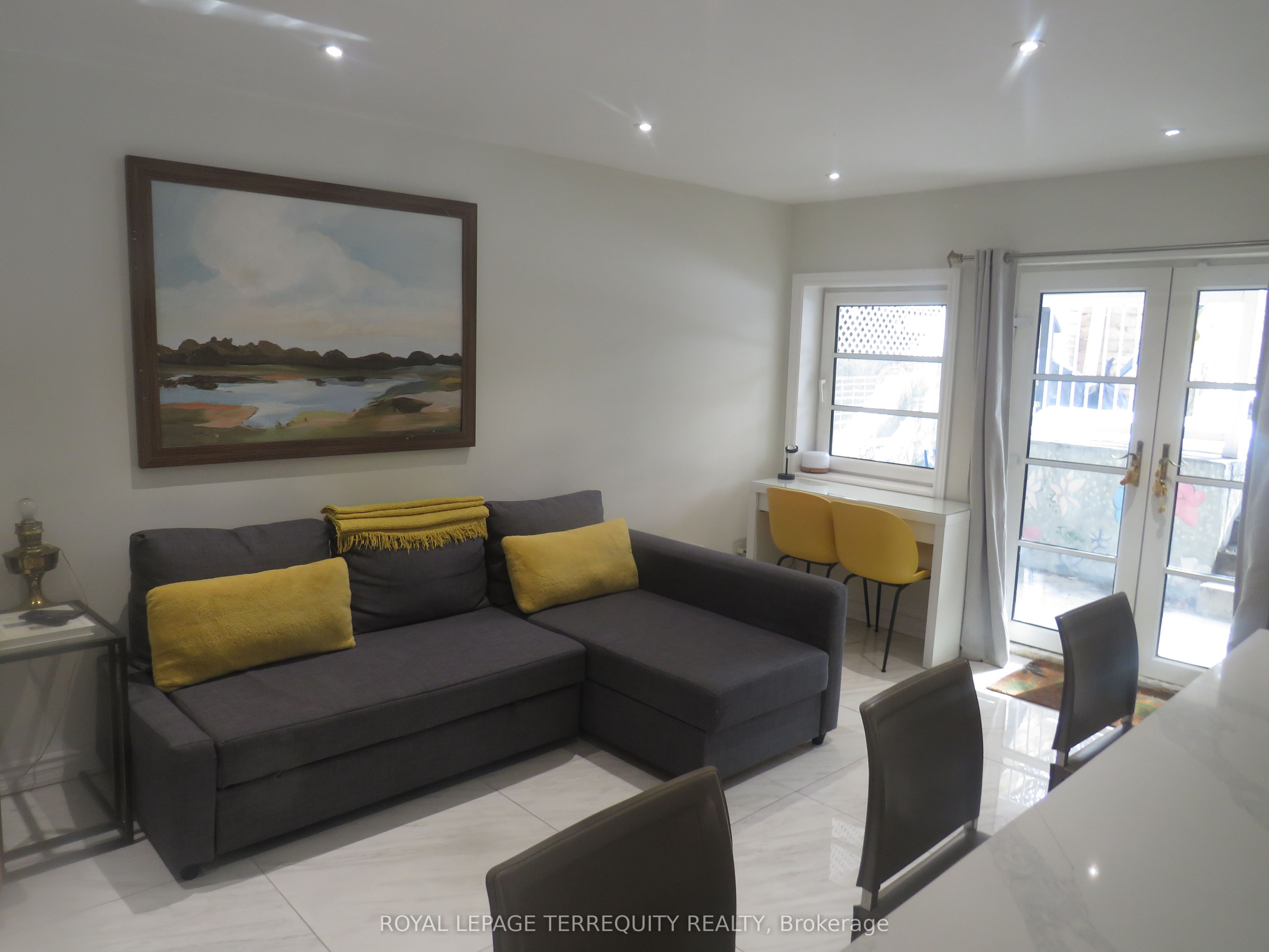 151 Chaplin Crescent Lower Property Photo 1