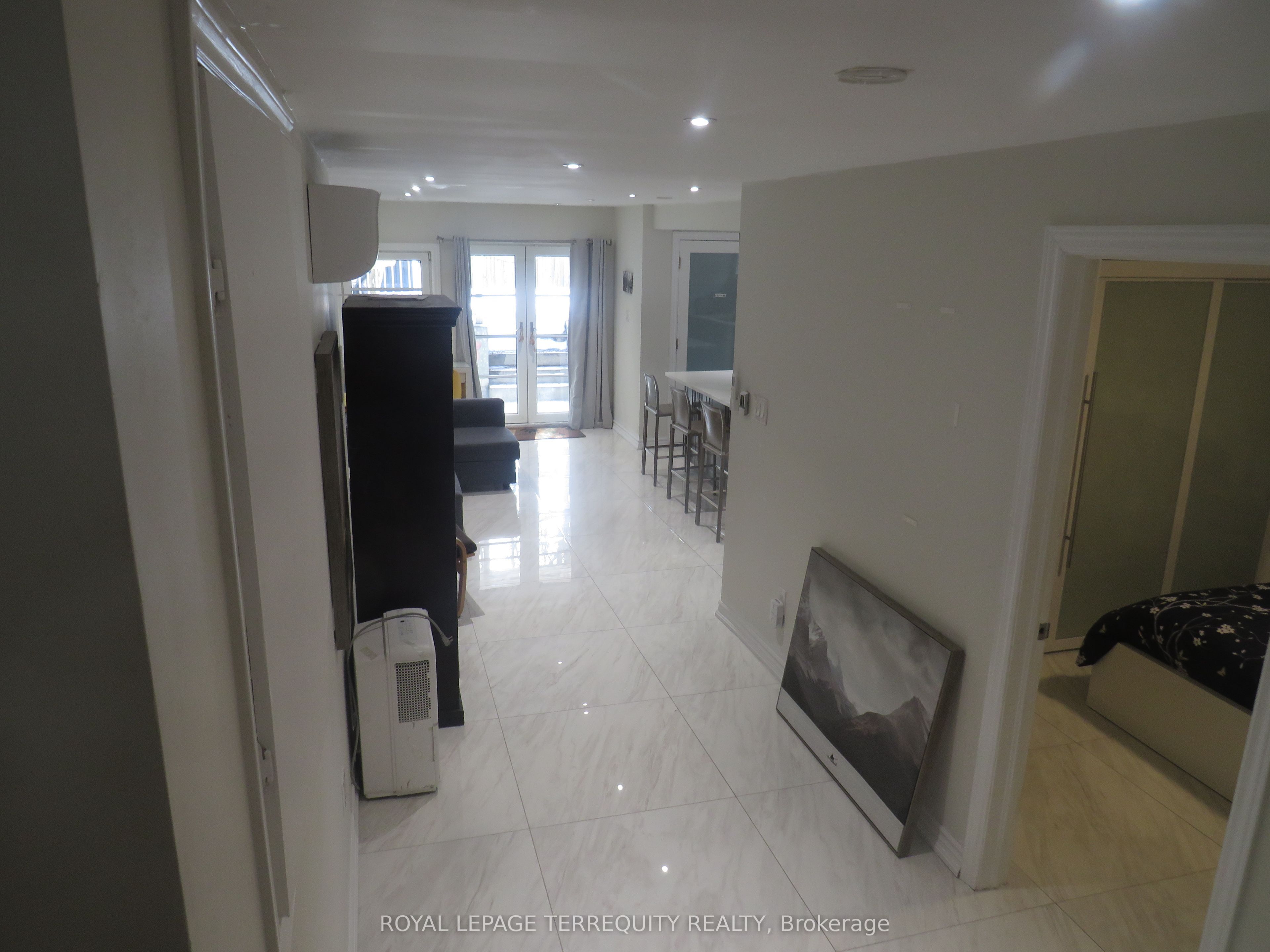 151 Chaplin Crescent Lower Property Photo 2