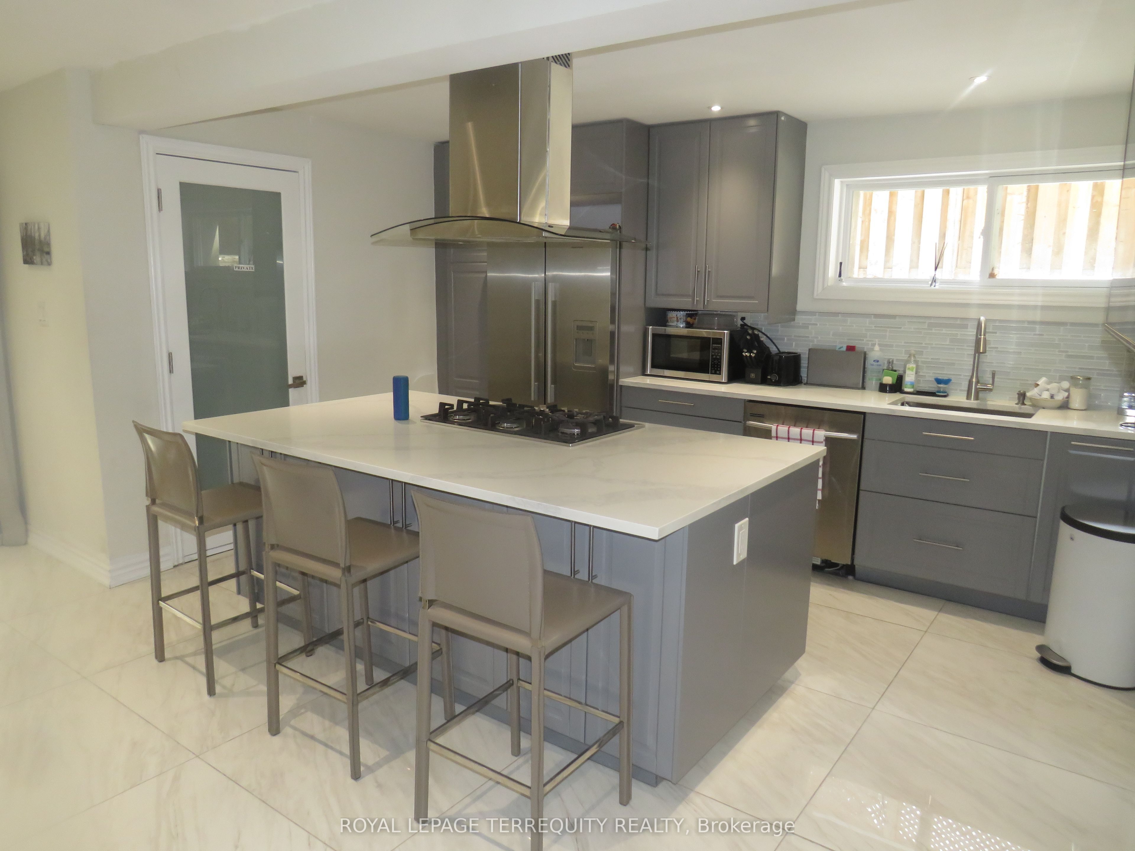 151 Chaplin Crescent Lower Property Photo 3