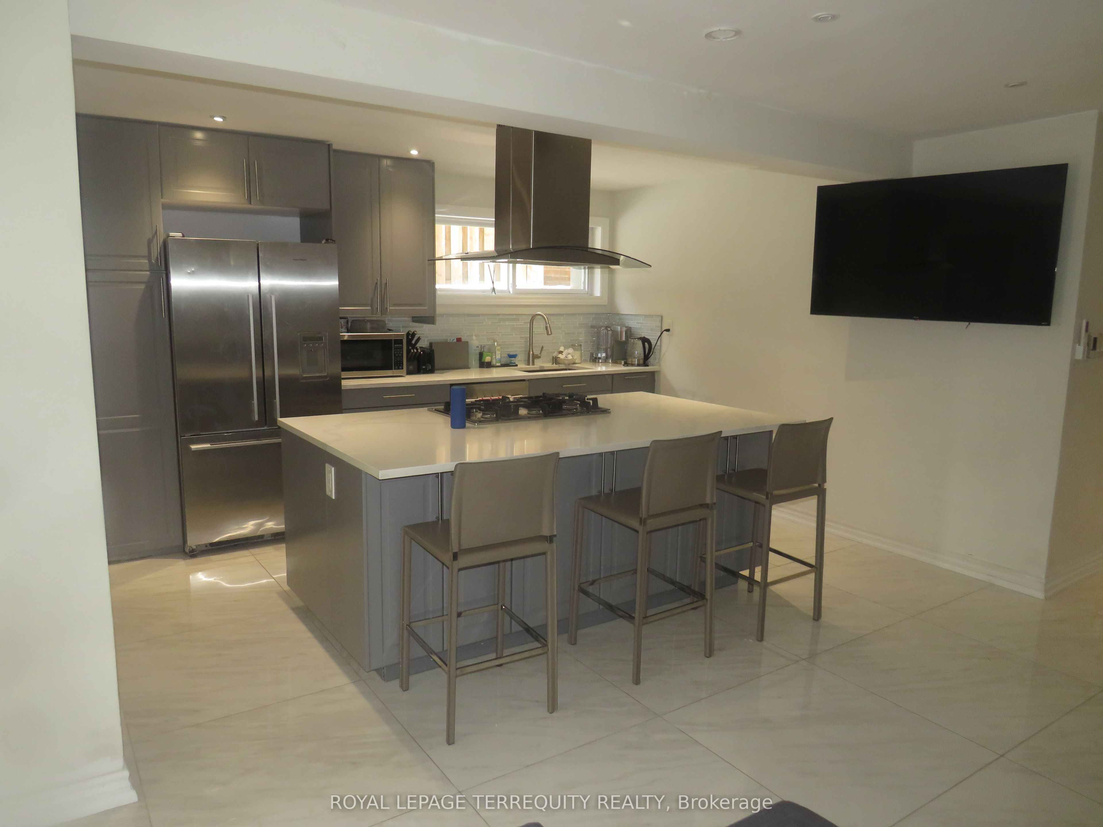 151 Chaplin Crescent Lower Property Photo 4