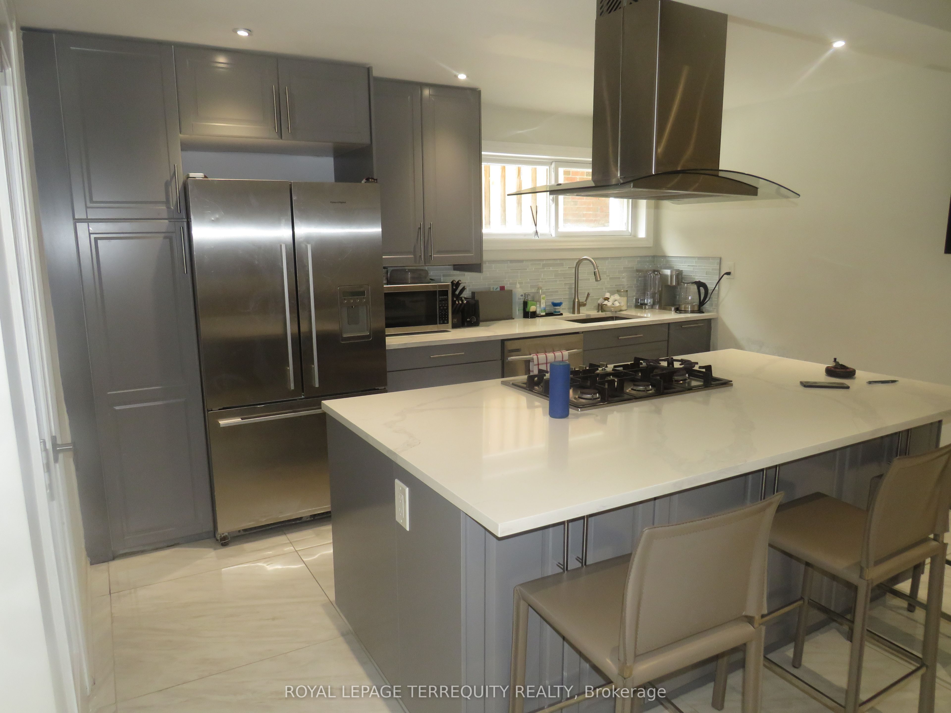 151 Chaplin Crescent Lower Property Photo 5