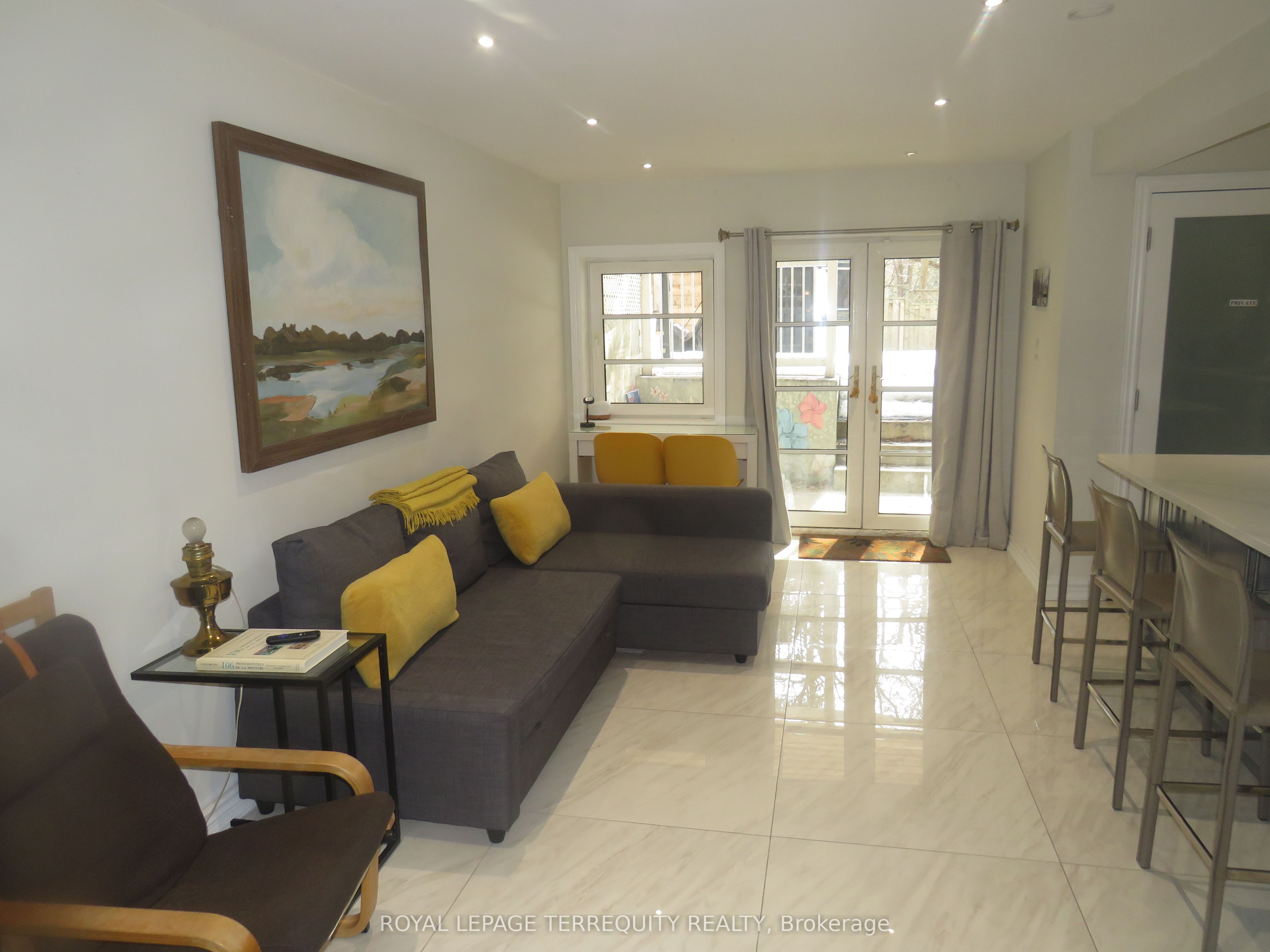 151 Chaplin Crescent Lower Property Photo 6