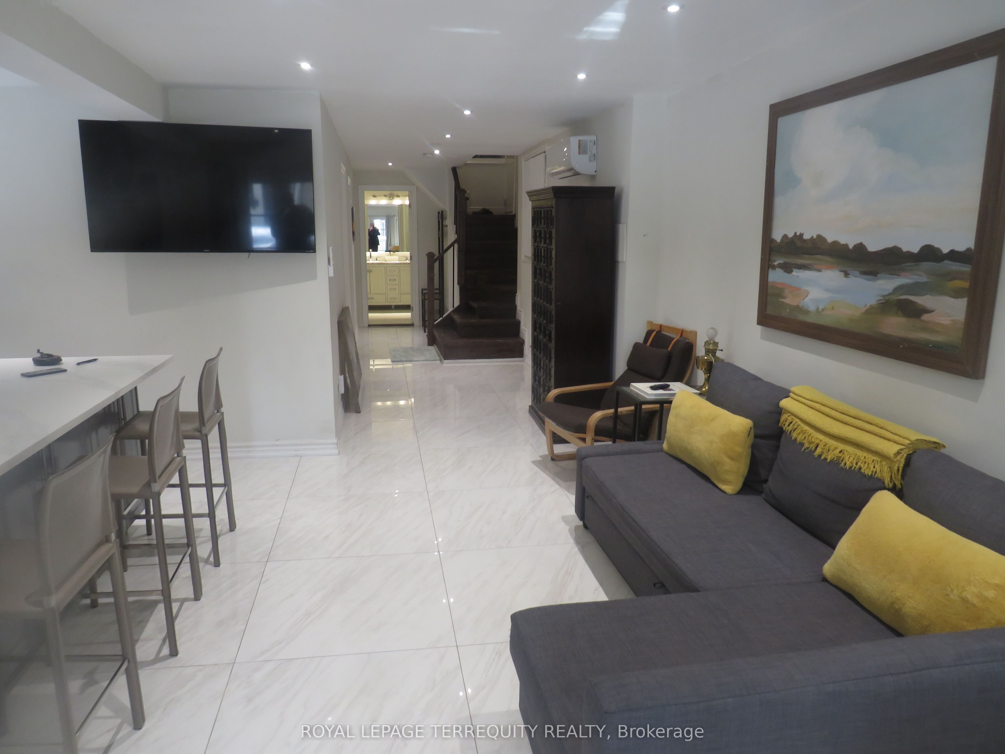 151 Chaplin Crescent Lower Property Photo 7