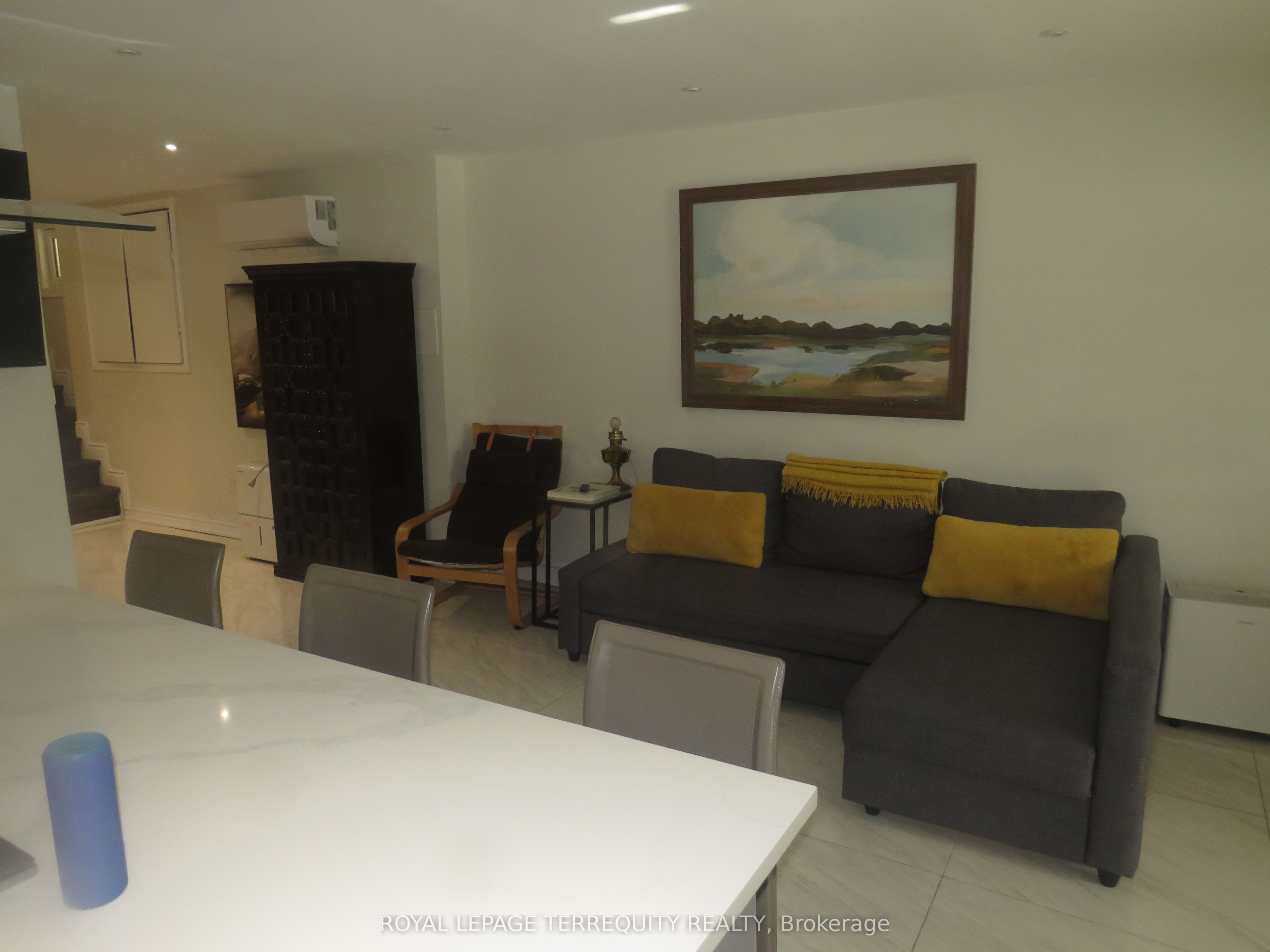 151 Chaplin Crescent Lower Property Photo 8