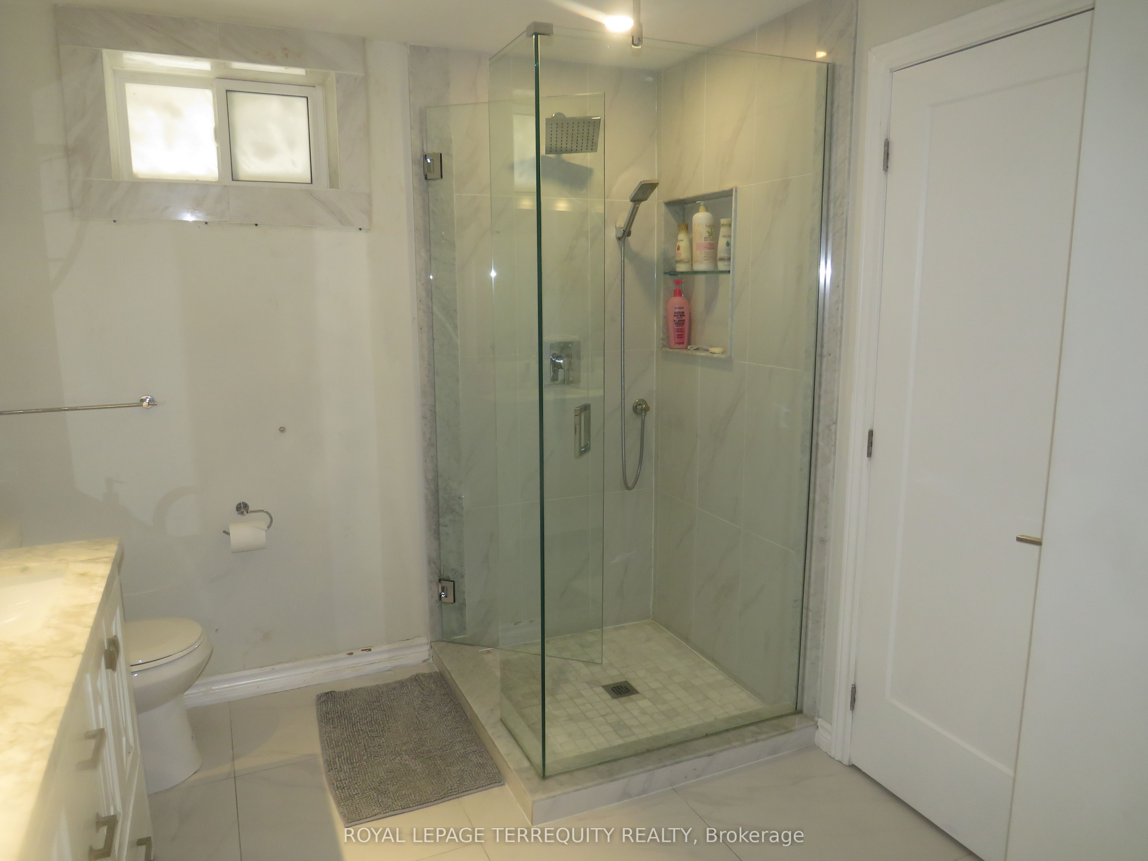 151 Chaplin Crescent Lower Property Photo 9