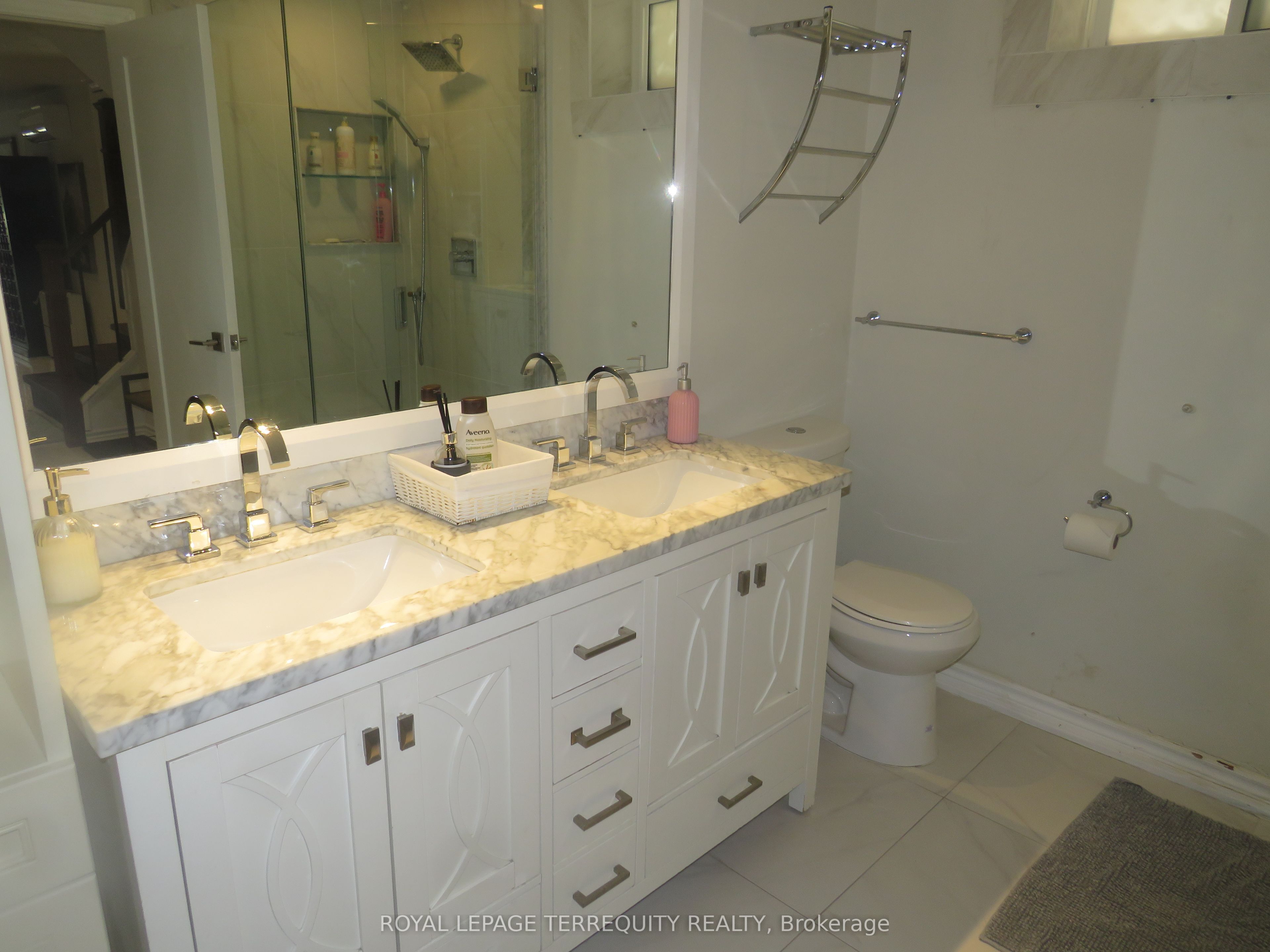 151 Chaplin Crescent Lower Property Photo 10