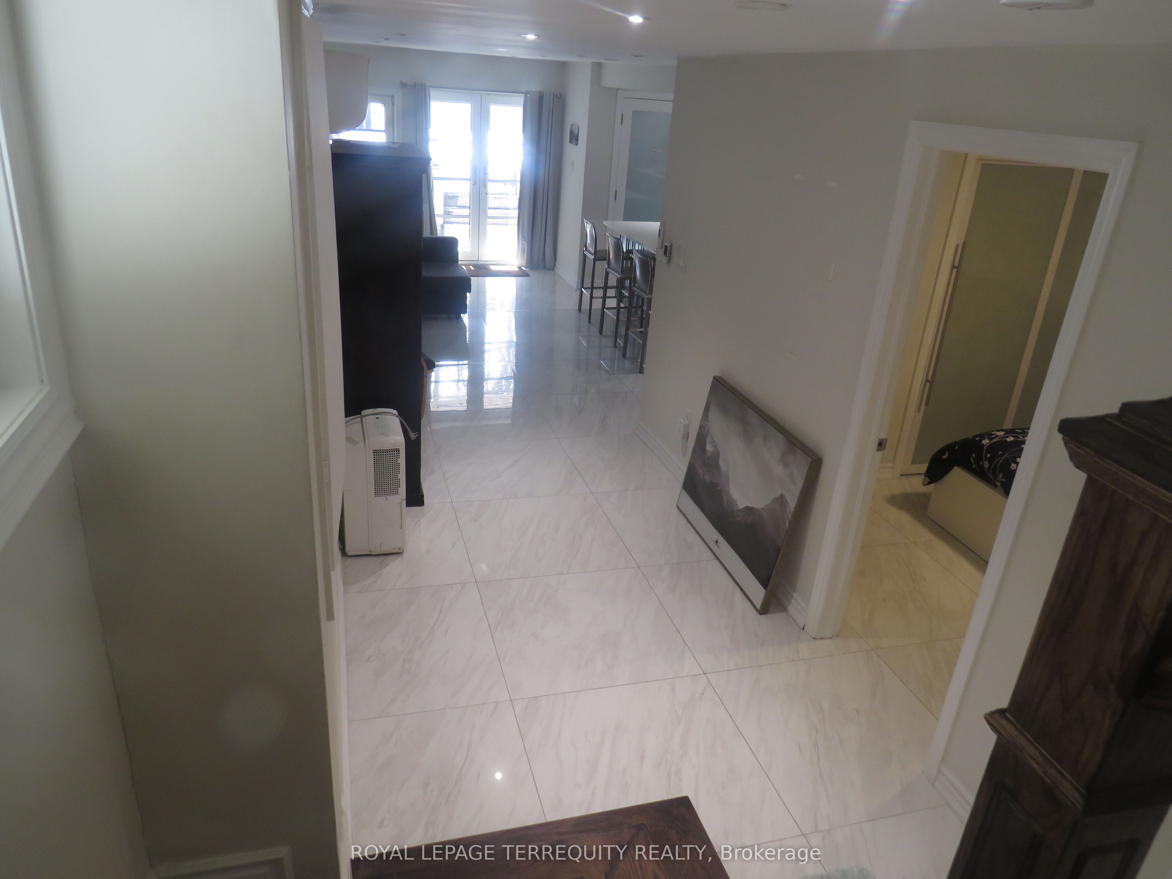 151 Chaplin Crescent Lower Property Photo 12