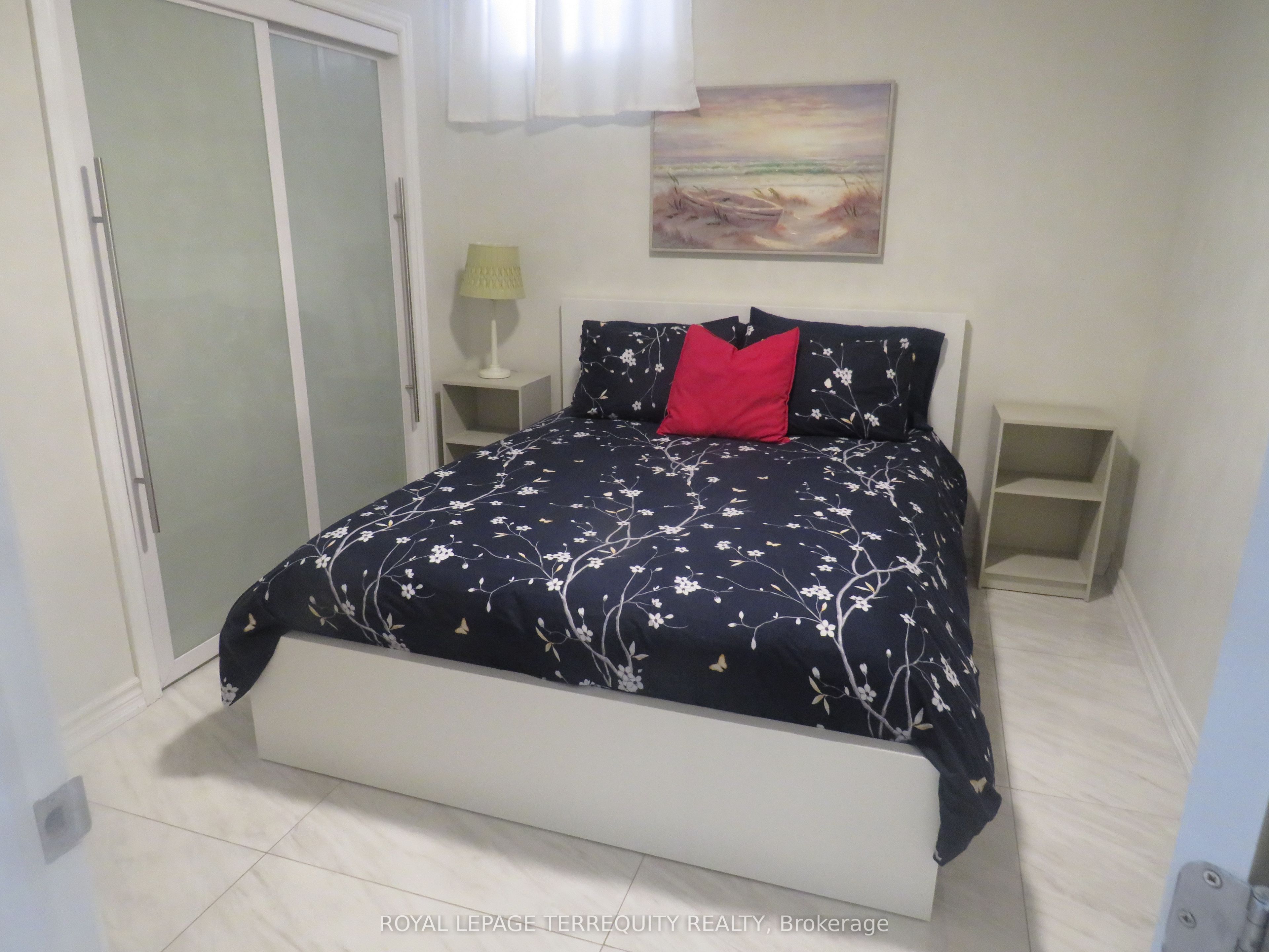 151 Chaplin Crescent Lower Property Photo 13