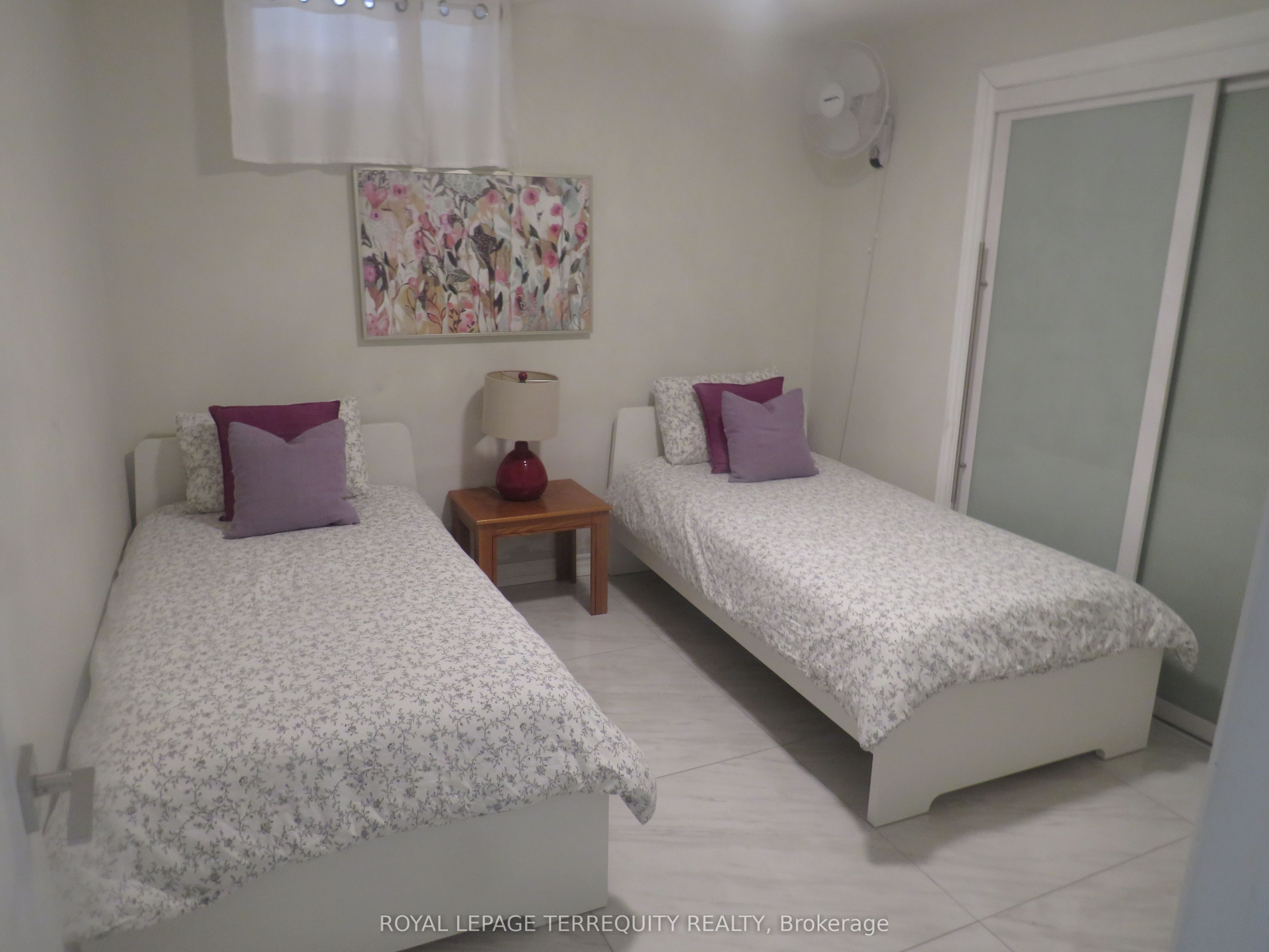151 Chaplin Crescent Lower Property Photo 14