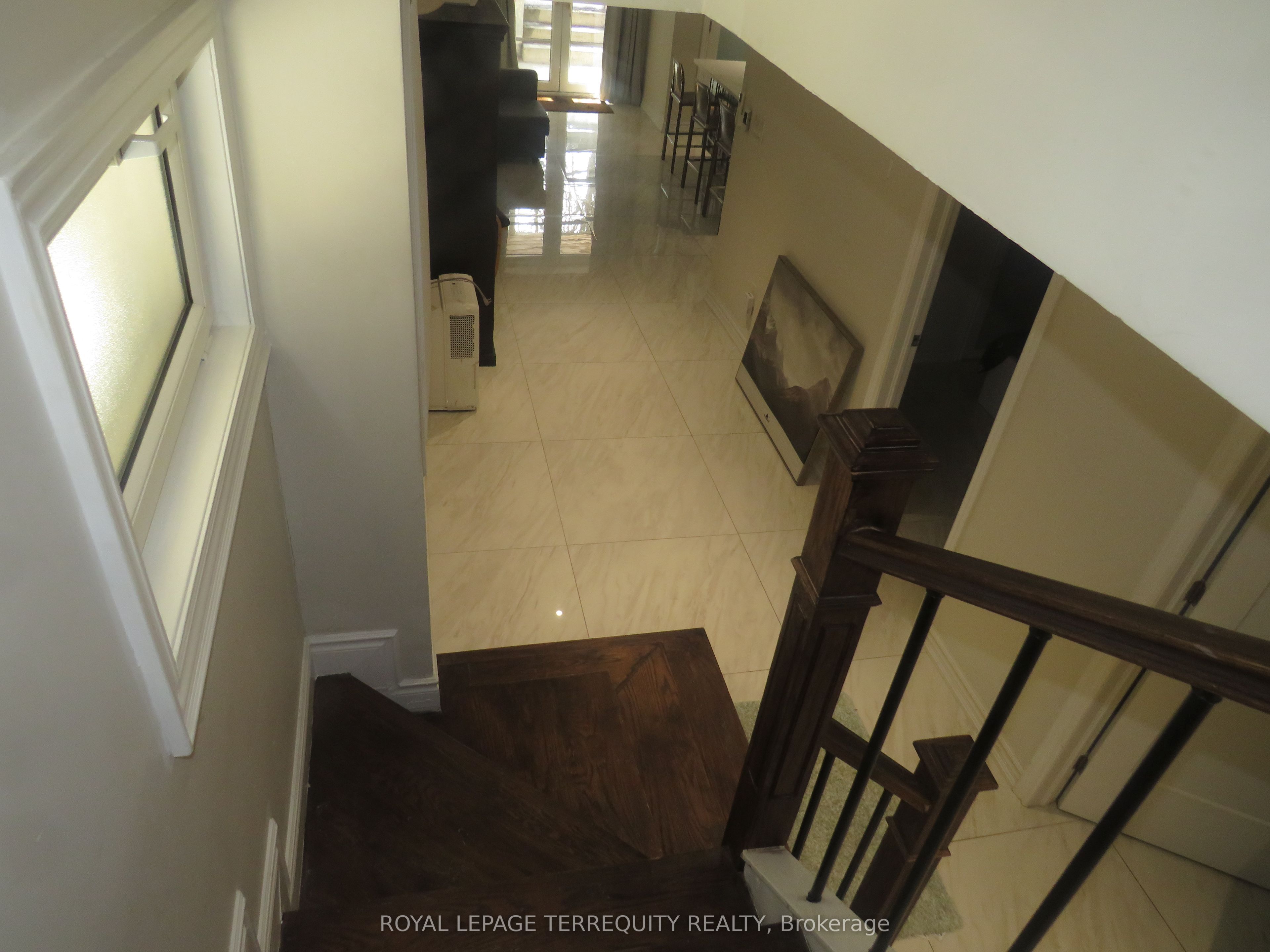 151 Chaplin Crescent Lower Property Photo 16