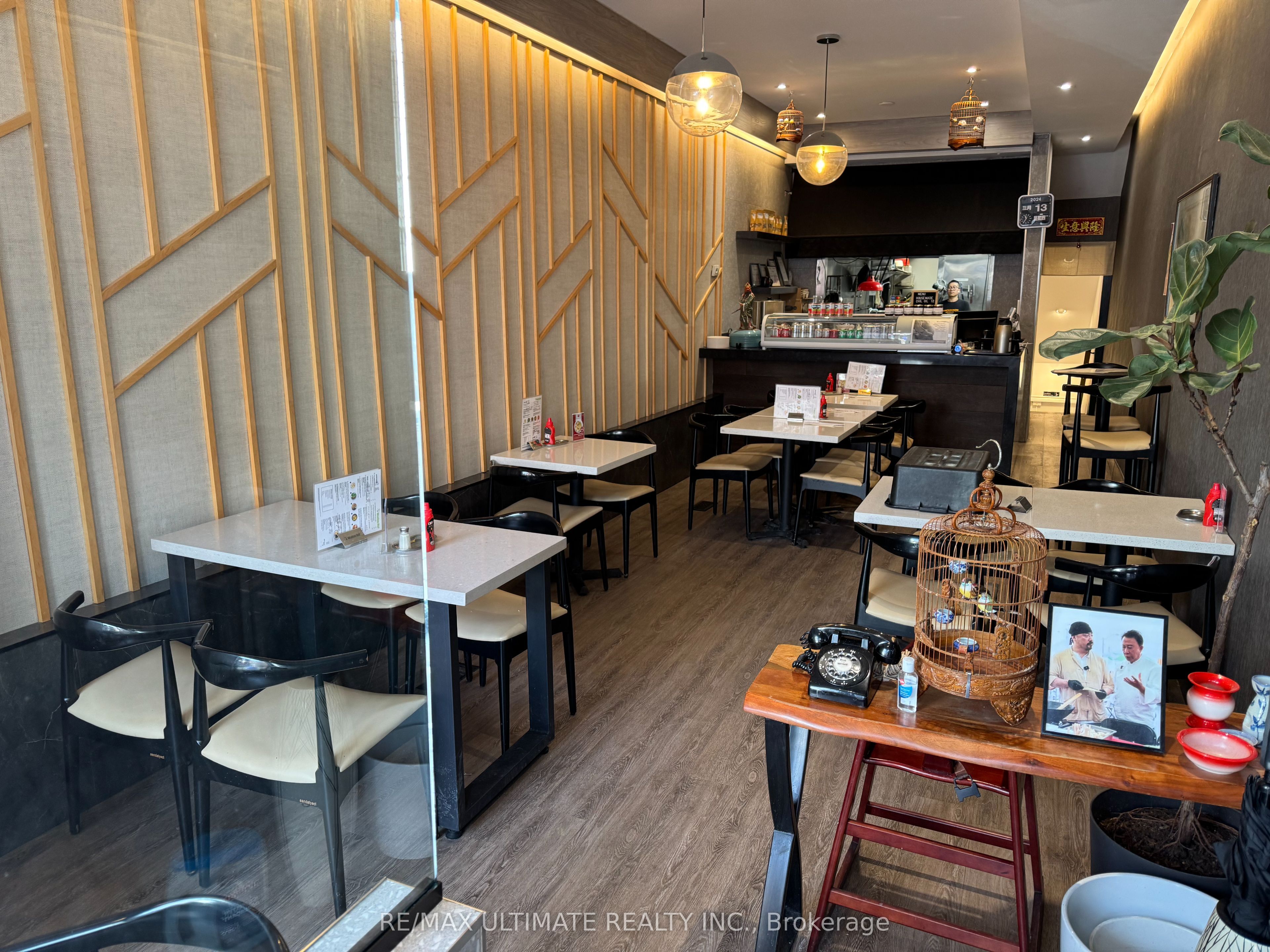 671 Queen Street Property Photo 2
