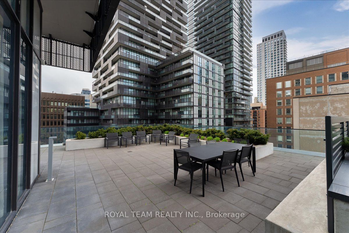 #1910 - 8 Eglinton Avenue Property Photo 6