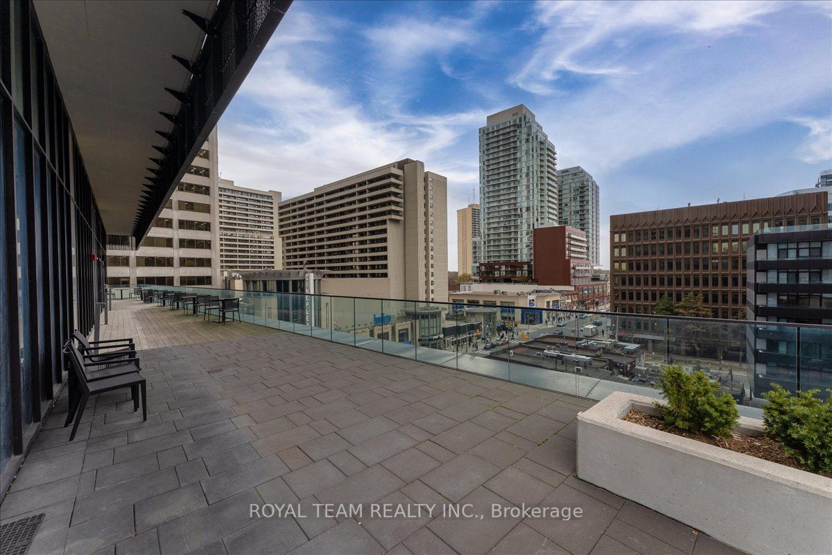 #1910 - 8 Eglinton Avenue Property Photo 7