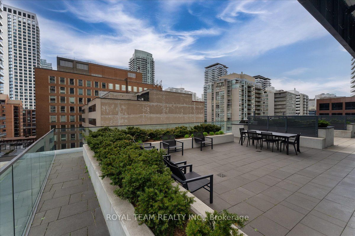 #1910 - 8 Eglinton Avenue Property Photo 8