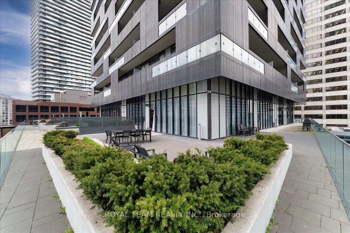 #1910 - 8 Eglinton Avenue Property Photo 9
