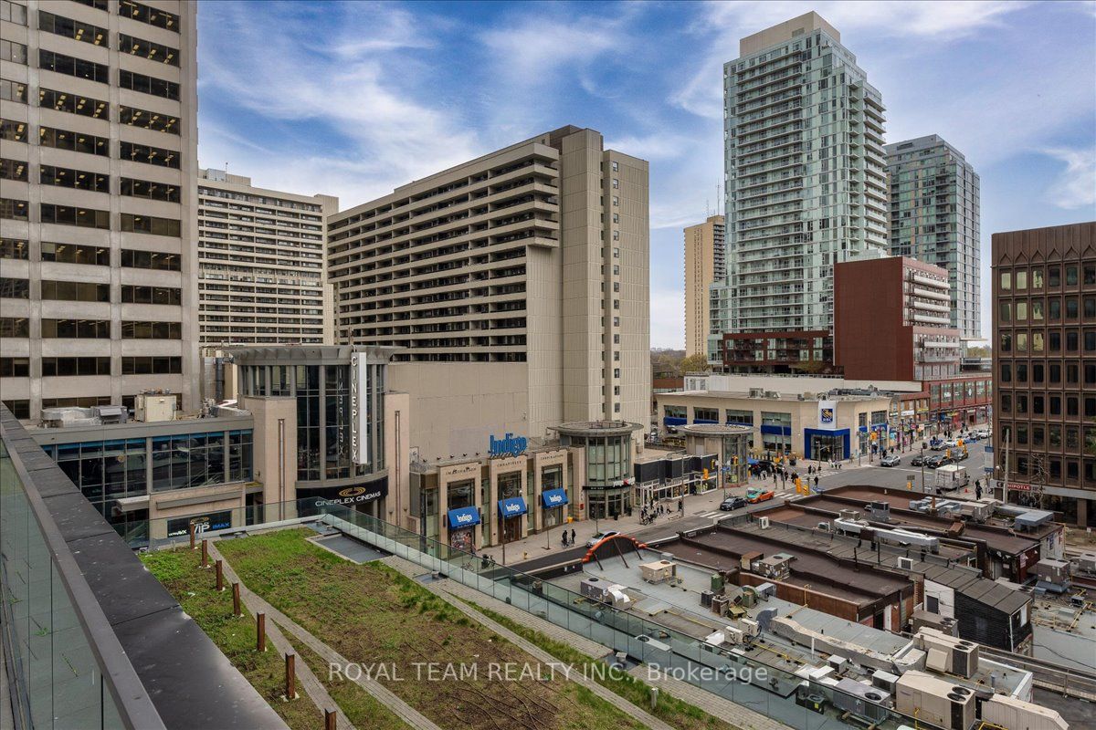 #1910 - 8 Eglinton Avenue Property Photo 10