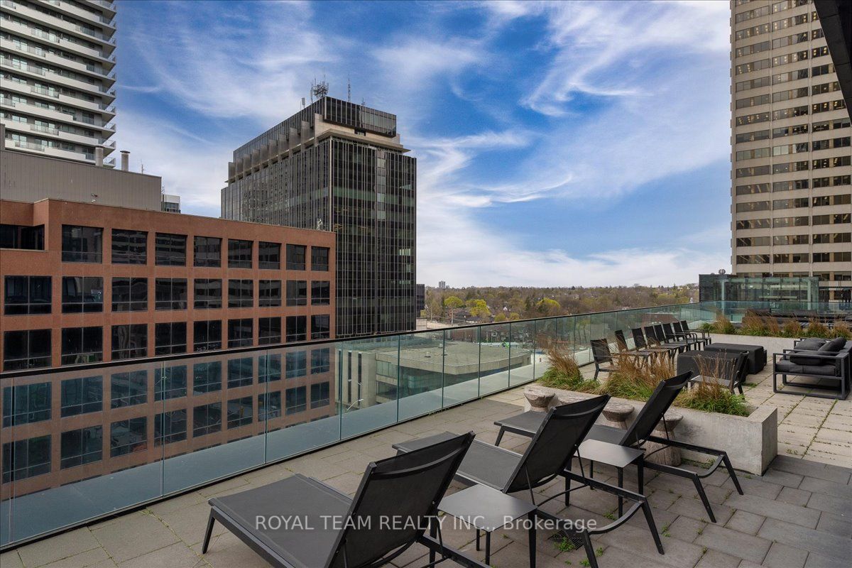 #1910 - 8 Eglinton Avenue Property Photo 11
