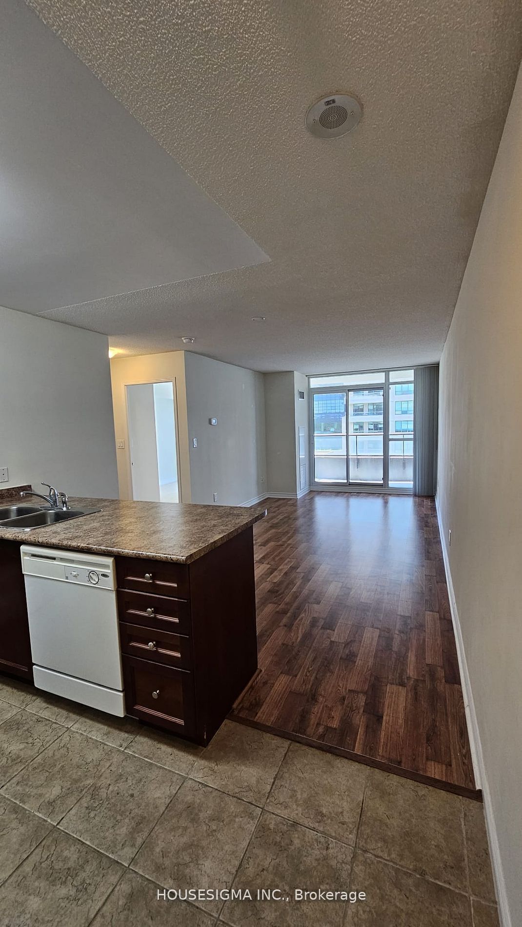 #716 - 35 Hollywood Avenue Property Photo 4