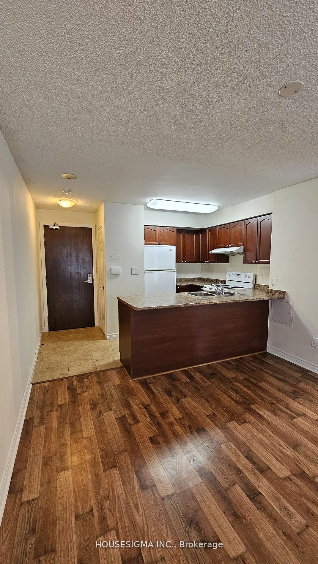 #716 - 35 Hollywood Avenue Property Photo 5