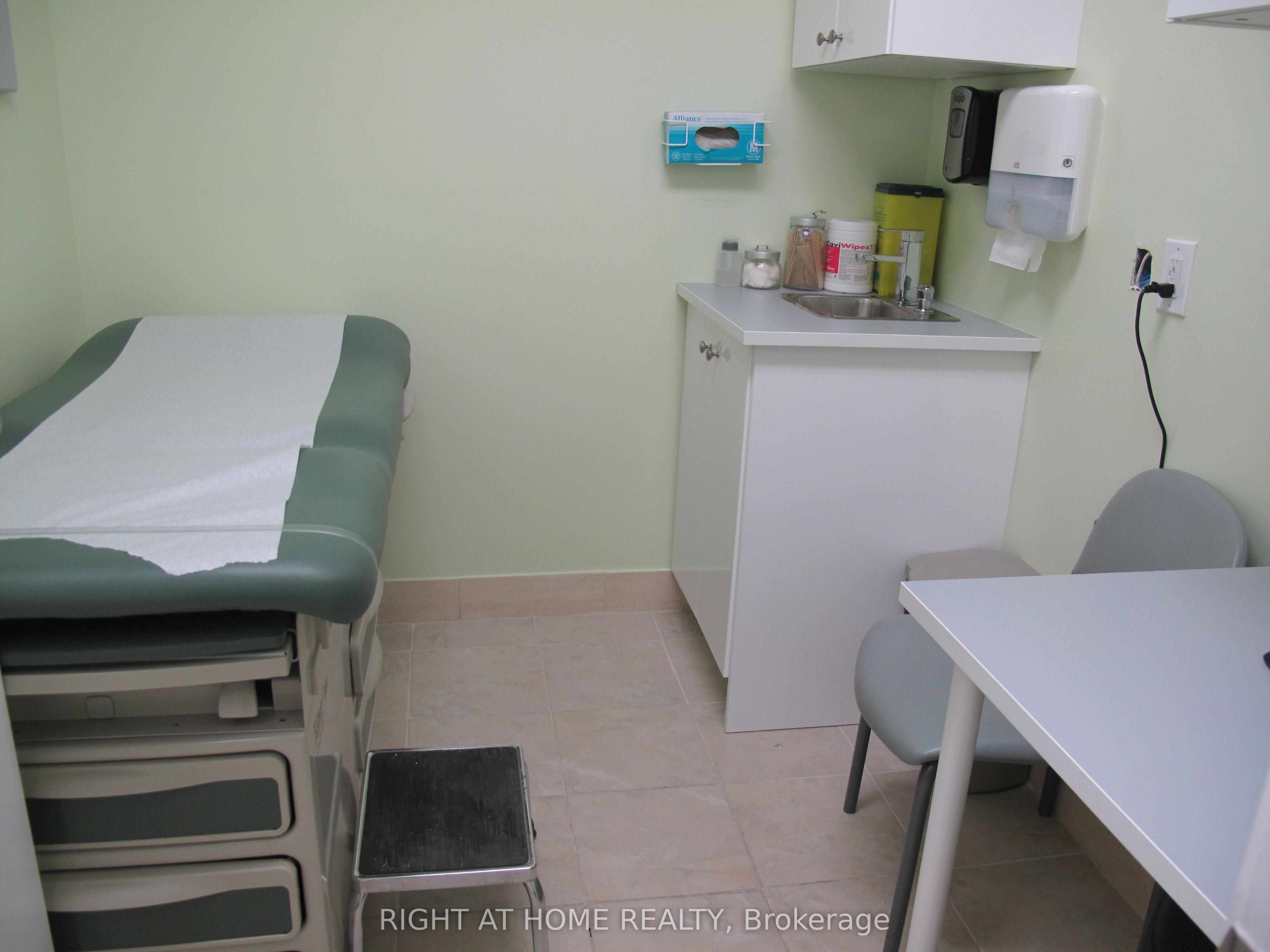 #2 - 403 Parliament Street Property Photo 9