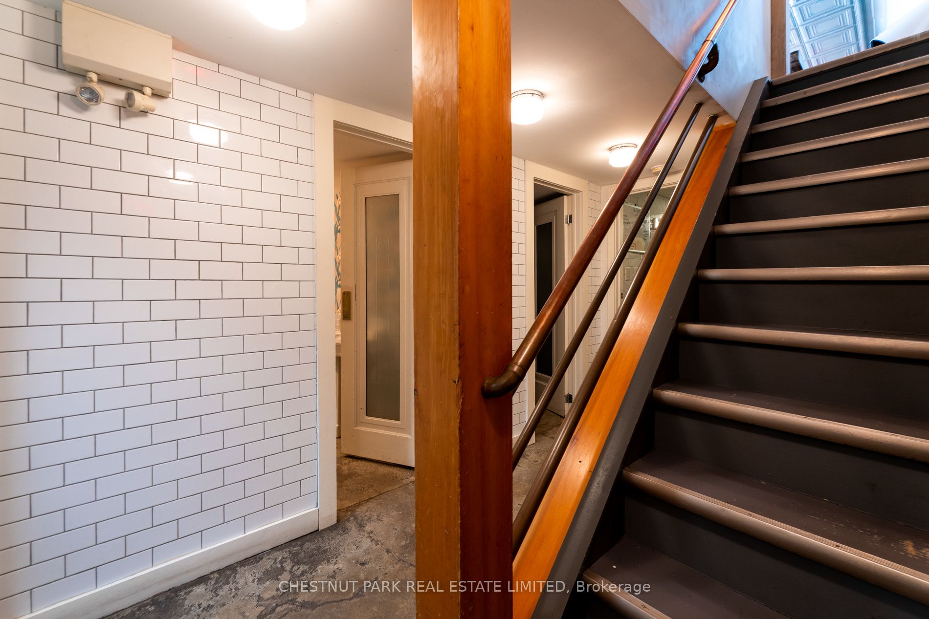 923 Dundas Street Property Photo 10