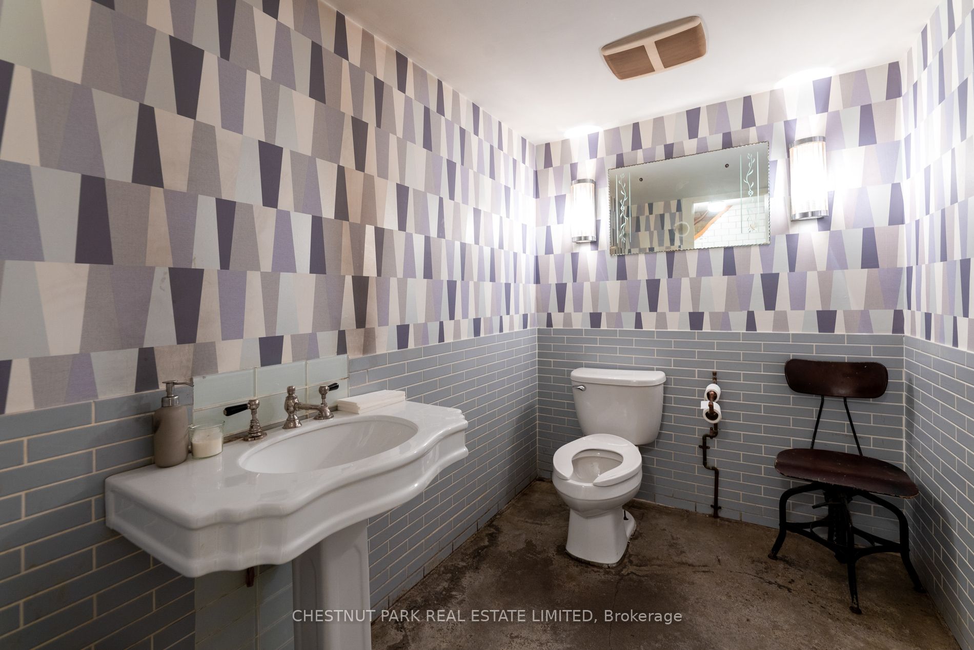 923 Dundas Street Property Photo 11