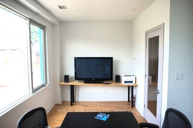 #2nd Flr - 1052 Queen Street Property Photo 4
