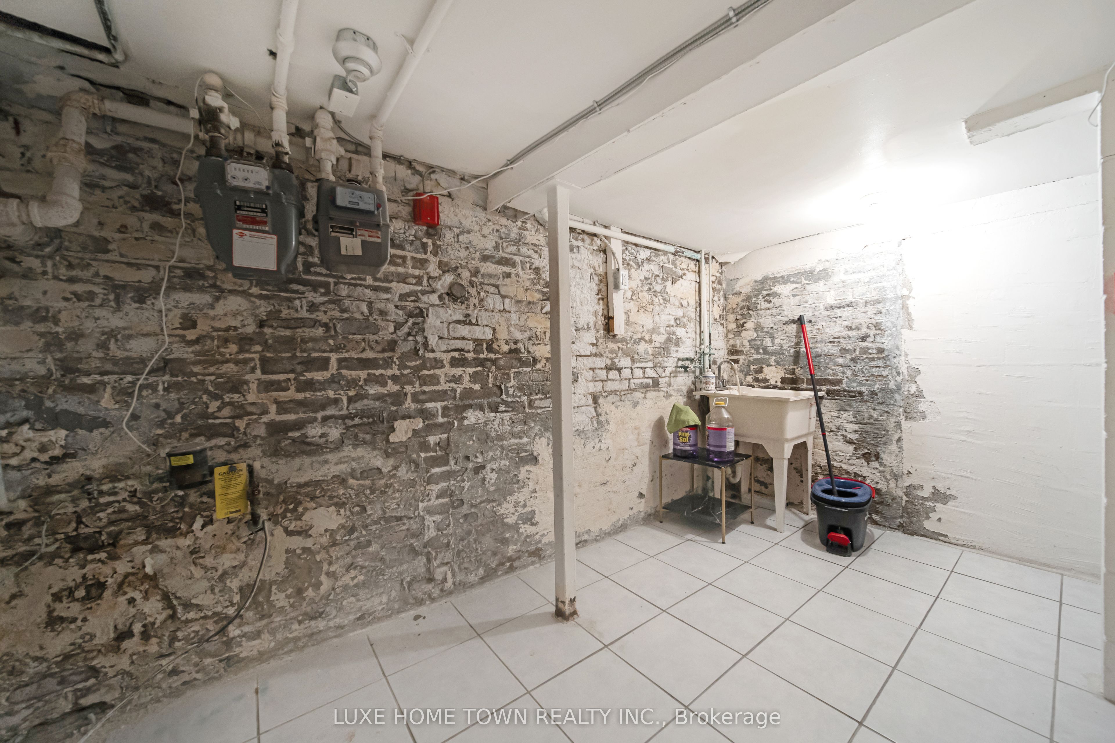 842 Dundas Street Property Photo 22