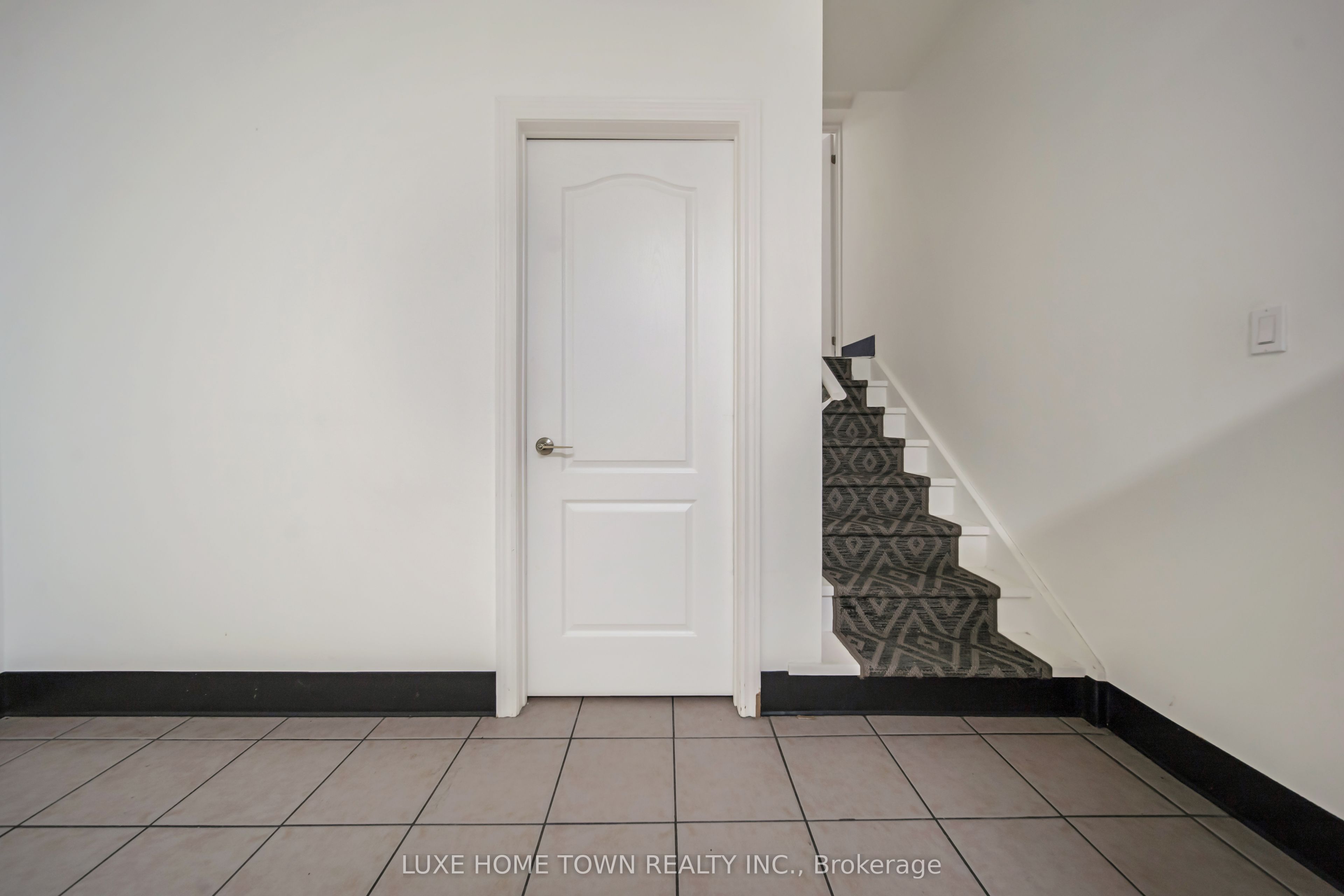 842 Dundas Street Property Photo 23