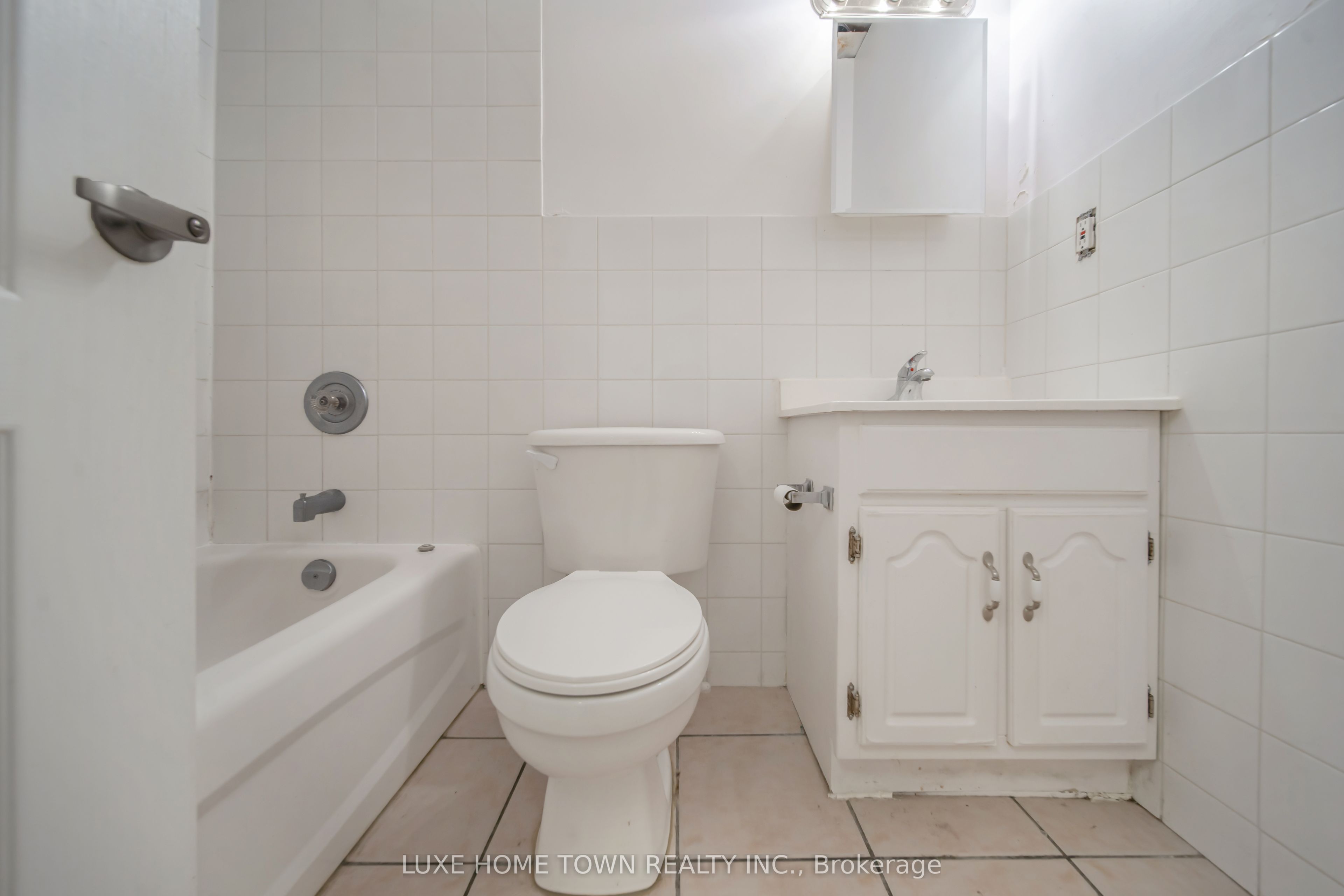 842 Dundas Street Property Photo 32