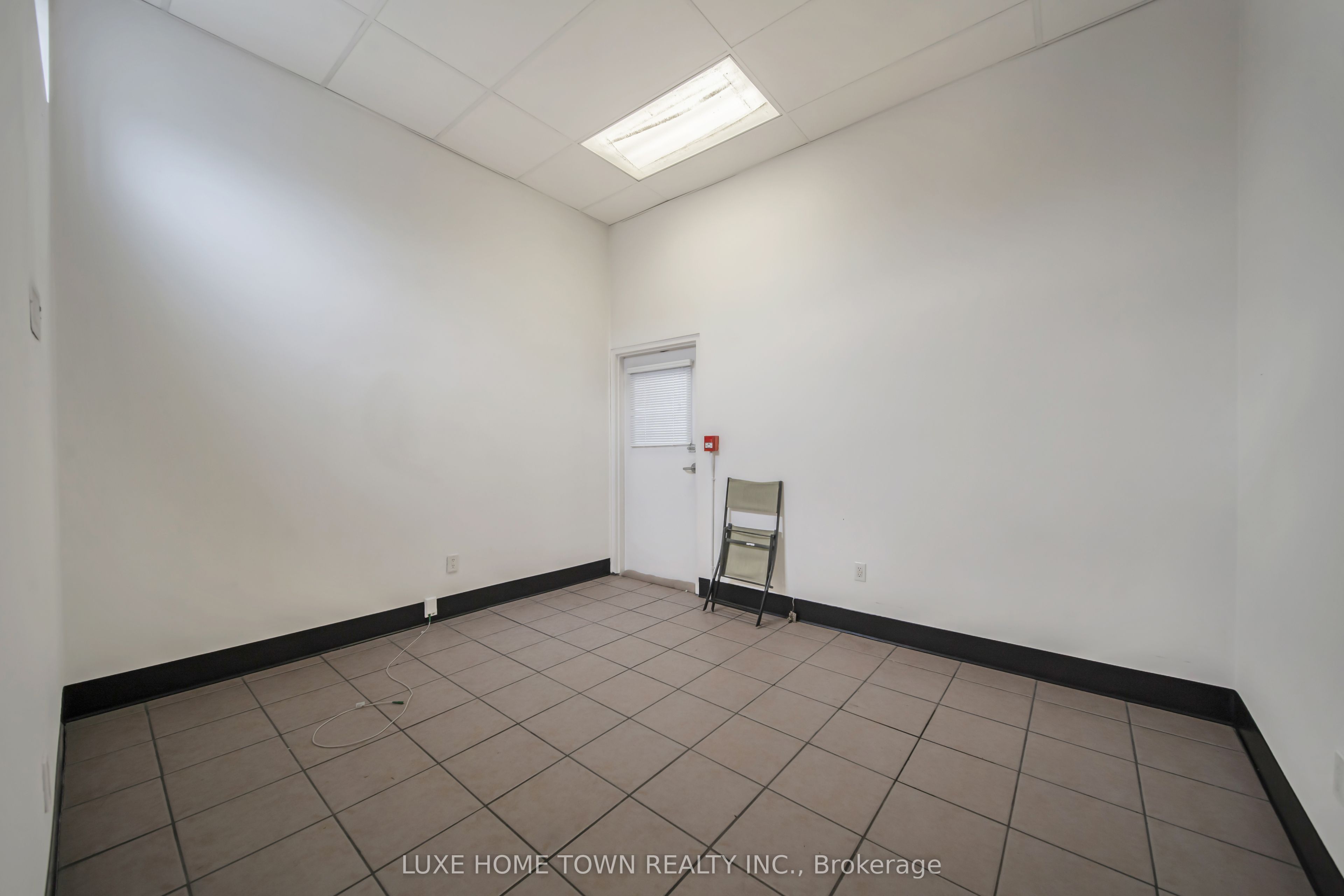 842 Dundas Street Property Photo 37