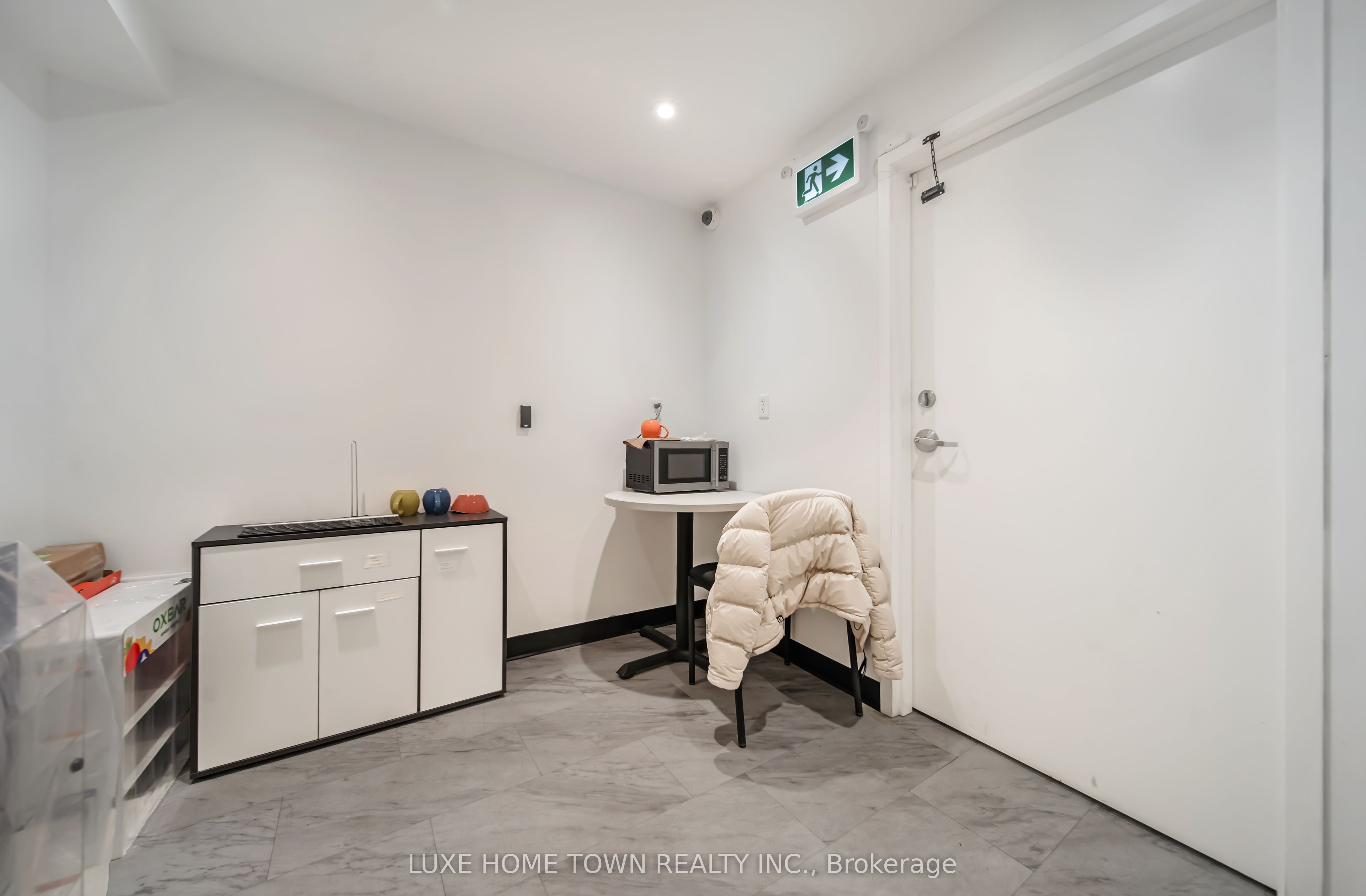 842 Dundas Street Property Photo 39