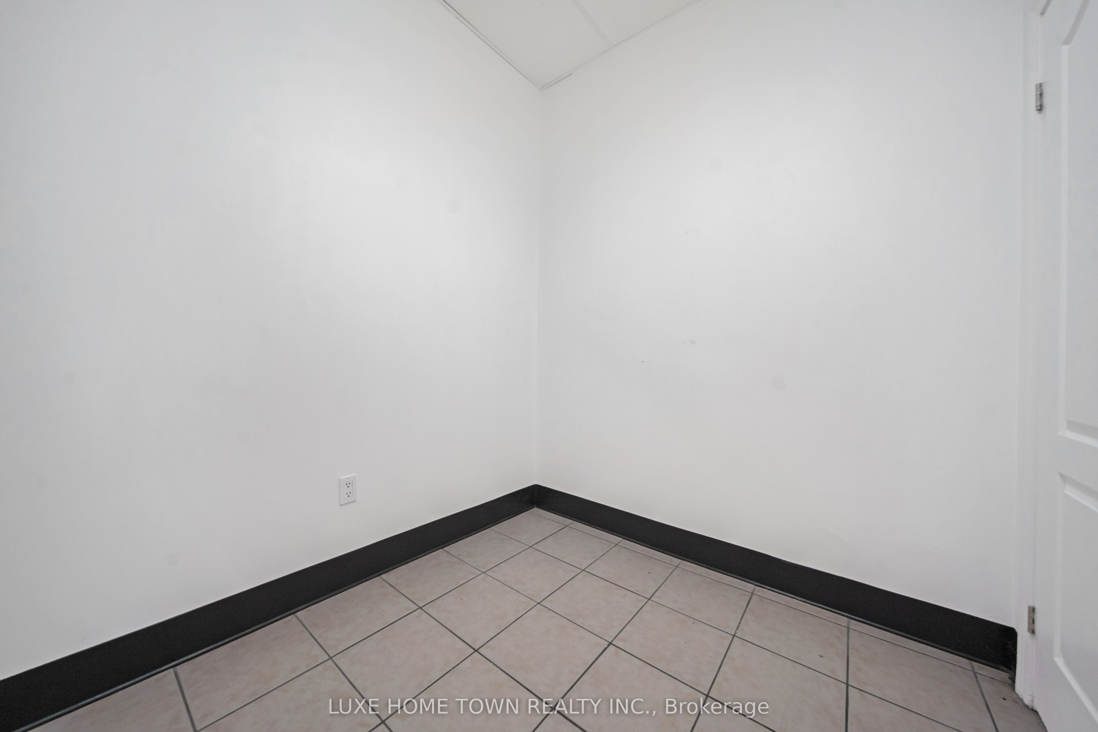 842 Dundas Street Property Photo 41