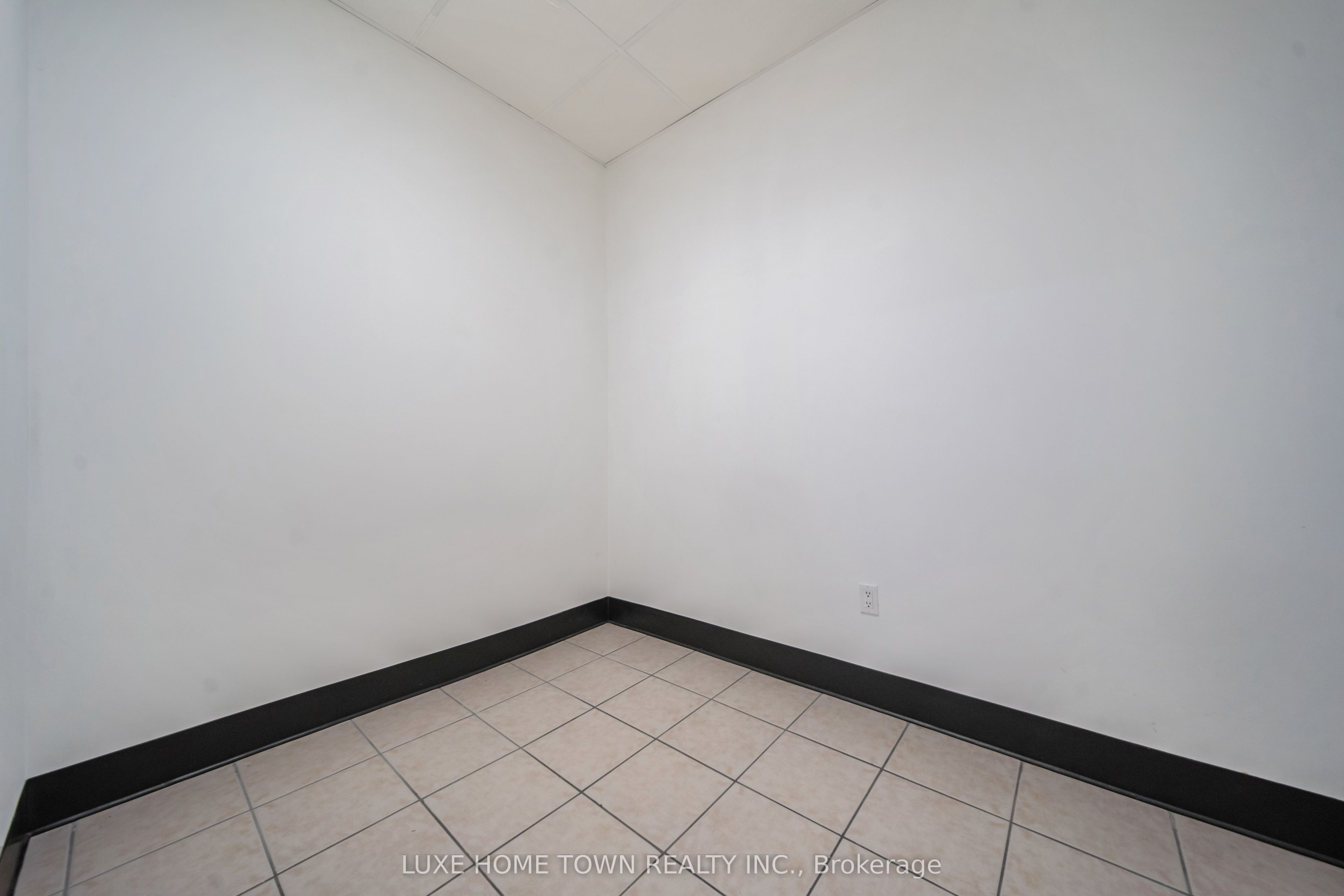 842 Dundas Street Property Photo 42