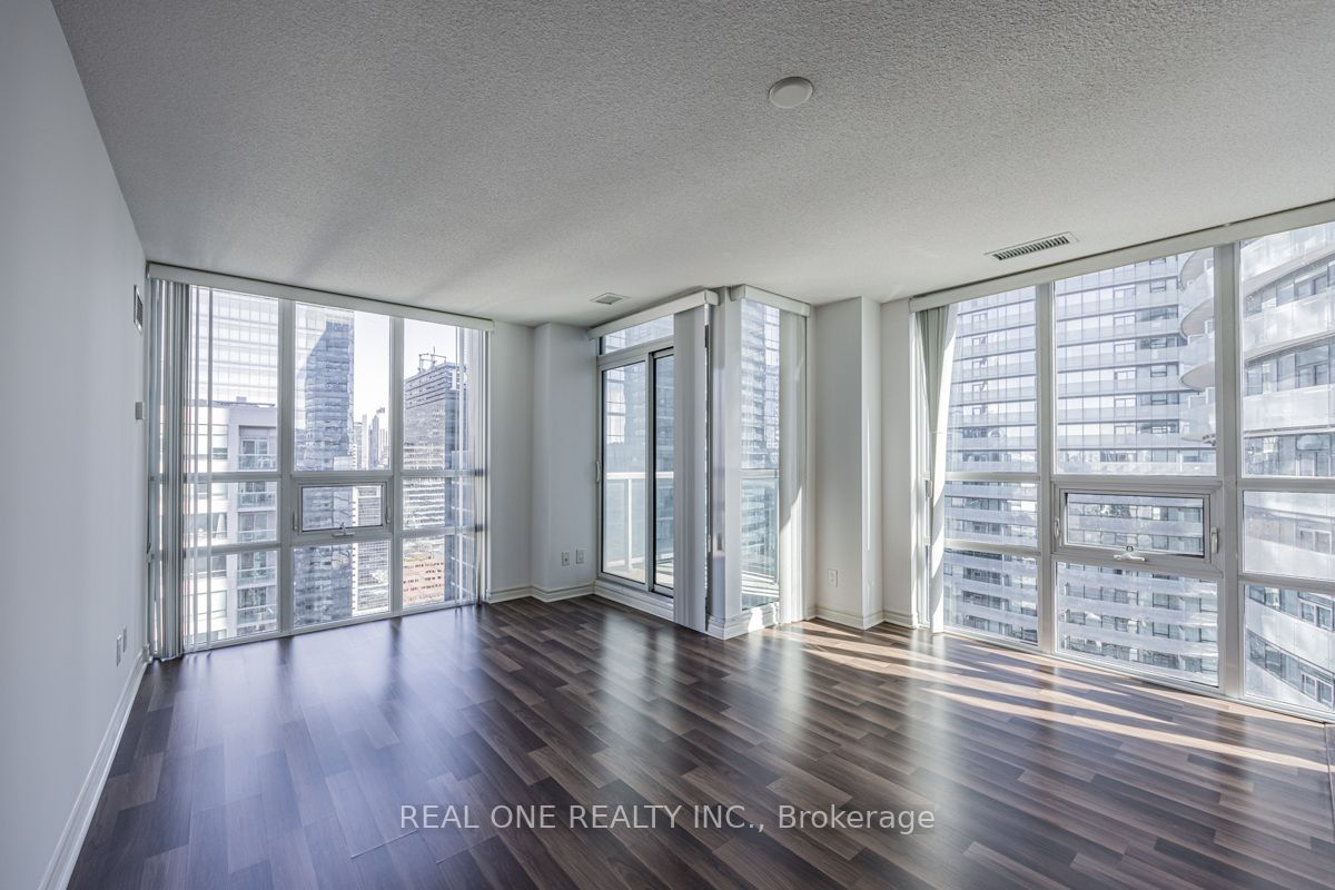 #ph6 - 19 Grand Trunk Crescent Property Photo