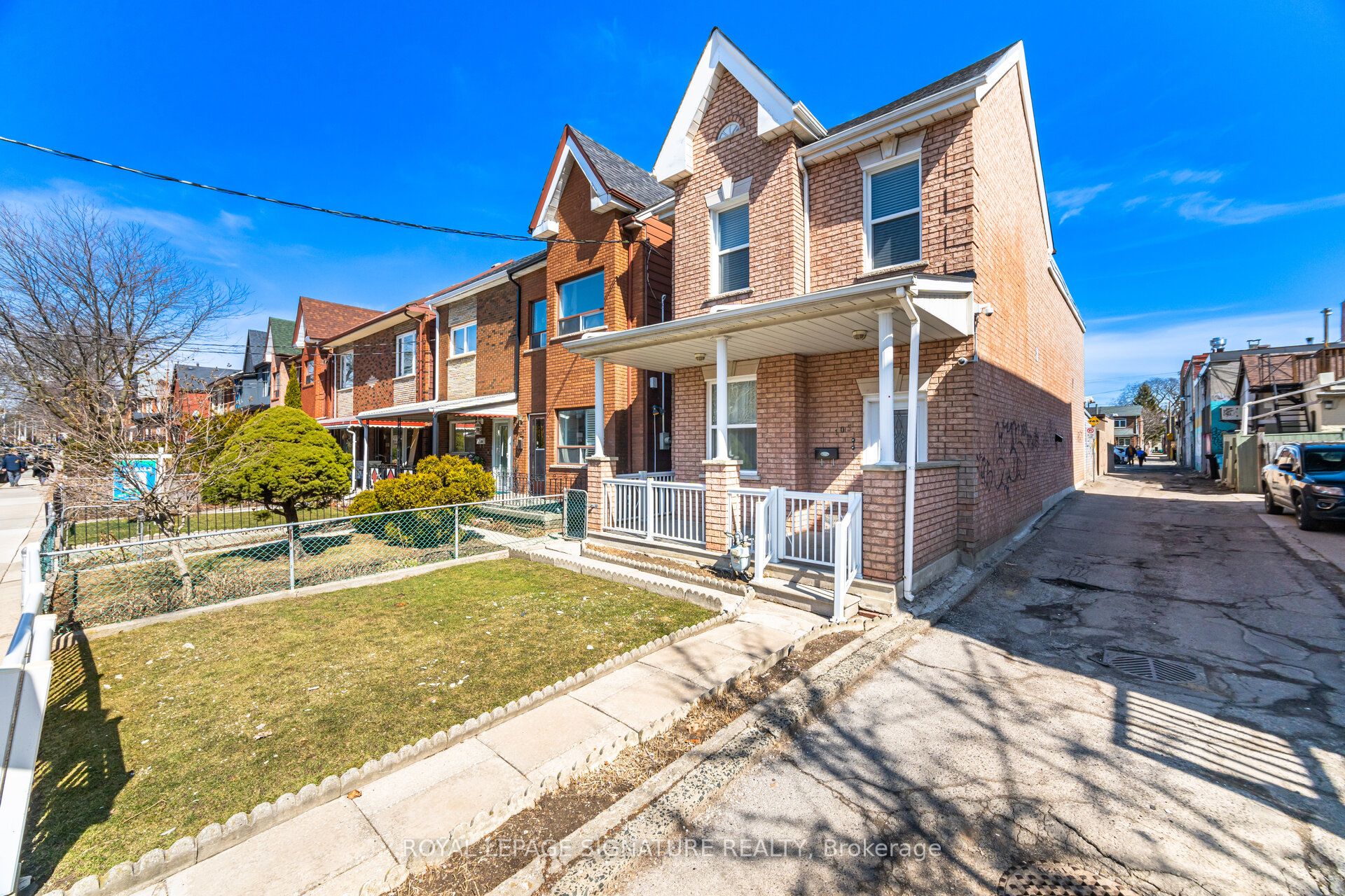 #upper - 105 Lisgar Street Property Photo 2