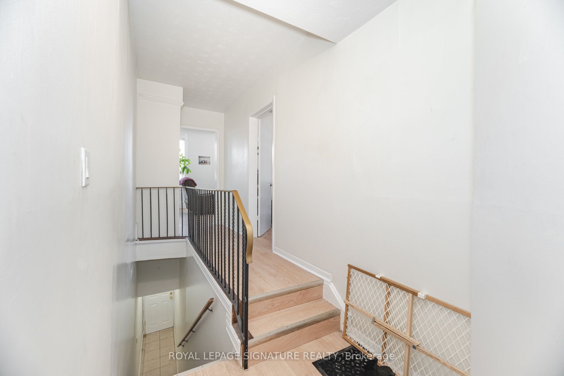 #upper - 105 Lisgar Street Property Photo 9