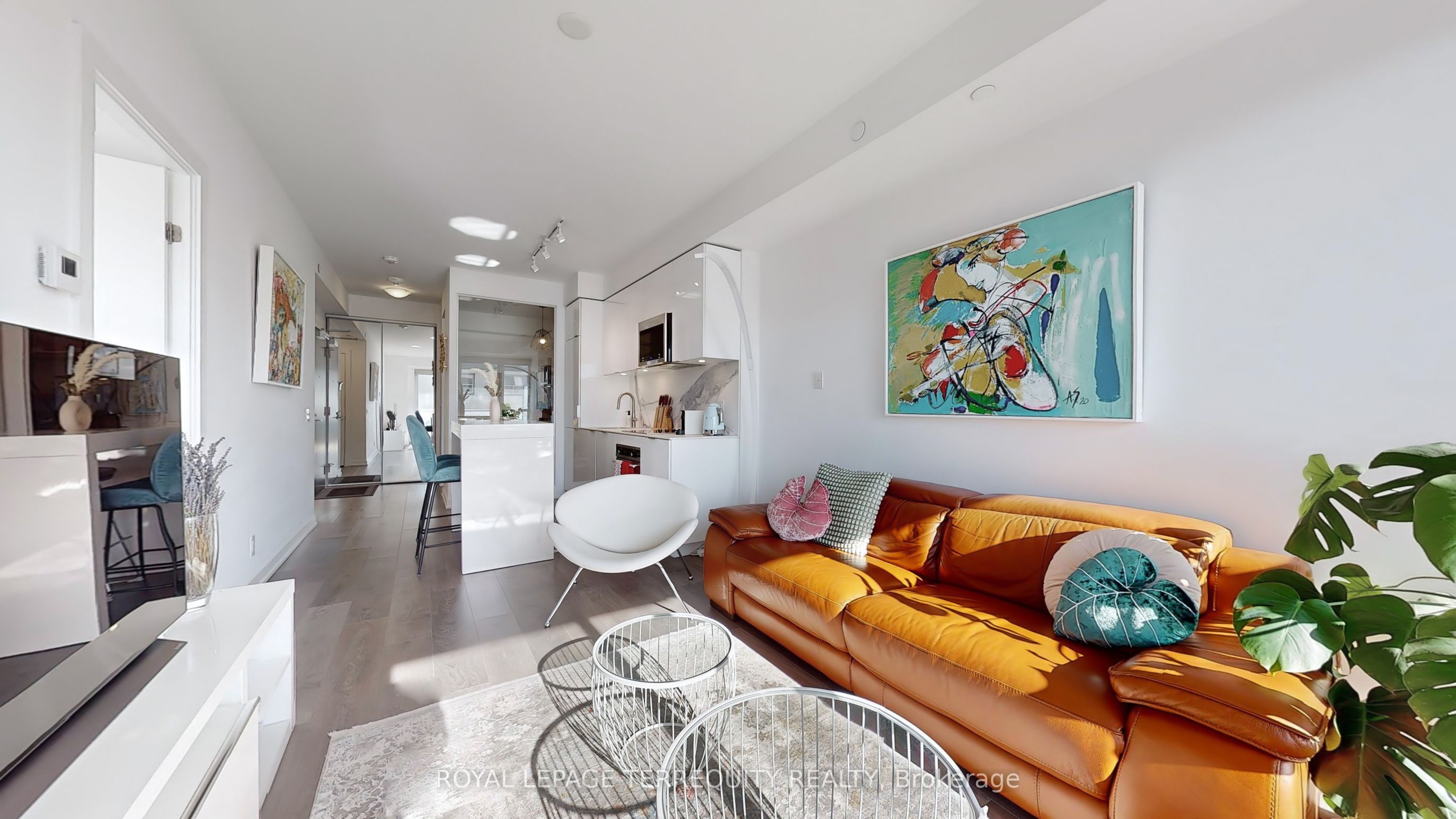 #906 - 609 Avenue Road Property Photo