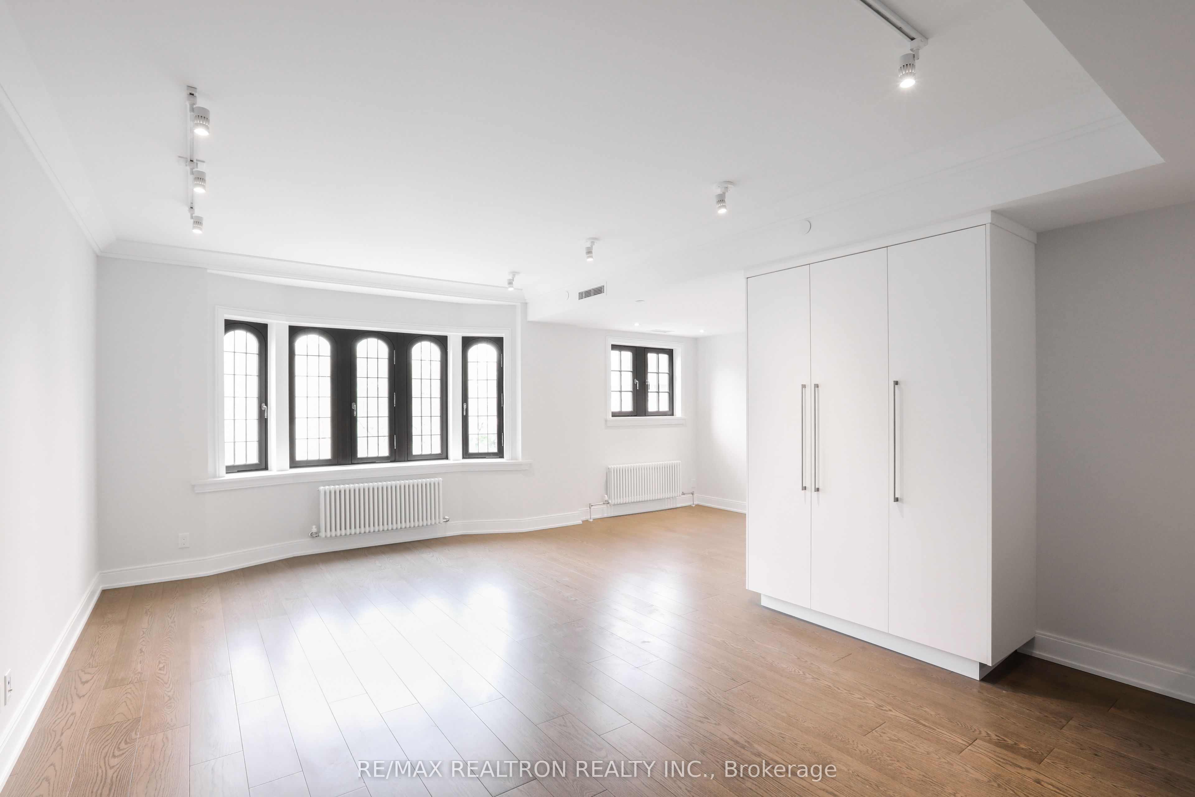 #304 - 2 Clarendon Avenue Property Photo
